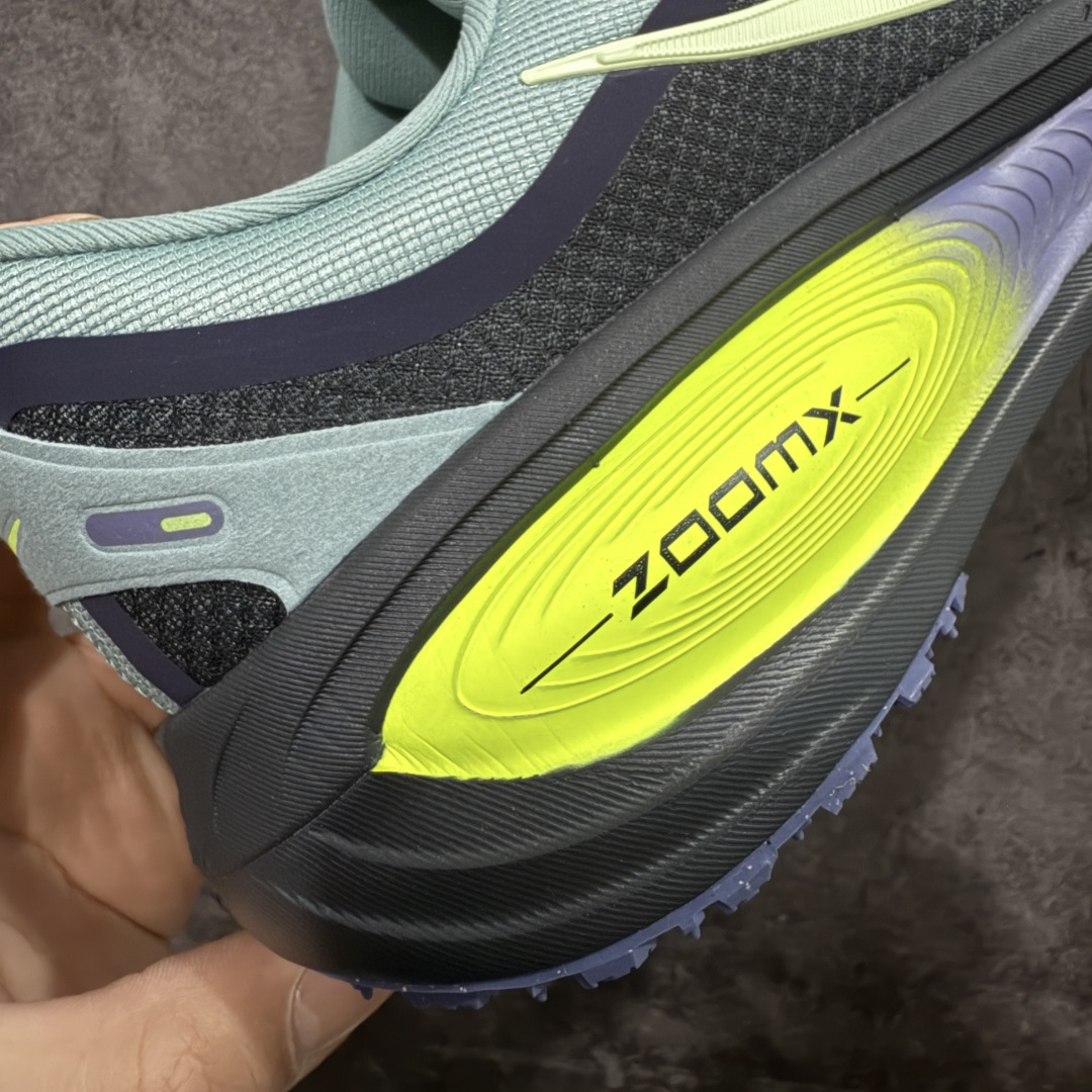 图片[3]-【XE纯原版】Nike Air Zoom Vomero 18 GTX 全新科技运动跑鞋 灰绿 HQ7001-300    正确防水gtx鞋面材质 目前市场最强品质 原版购入开发 鞋面采用硅胶发泡立体印刷 分体式组合大底 上层超临界ZOOM X泡棉 下层一次ReactX泡棉 区别市场一体底 超高质检清洁度 一切材质配件均与原版一致 原楦原纸板开发 匹配原版98%以上 完美弧度版型 原厂鞋标 立体反光鞋盒标 鞋盒防撞海绵 高端玩家必推版本 高价零售必推版本 欢迎对比市面任意版本‼️ 这双鞋简直是时尚与科技的完美融合。 经典黑色鞋面，质感爆棚，搭配超亮眼的银色大勾子，瞬间成为街头焦点。不仅颜值在线，缓震性能更是一绝 不管是日常出街还是慢跑锻炼，都能给双脚极致舒适体验。  码数超全，39-46 码任你选！别犹豫啦，穿上它，轻松走出潮流范，开启你的时尚运动新旅程！ 码段：39-46-选品中心