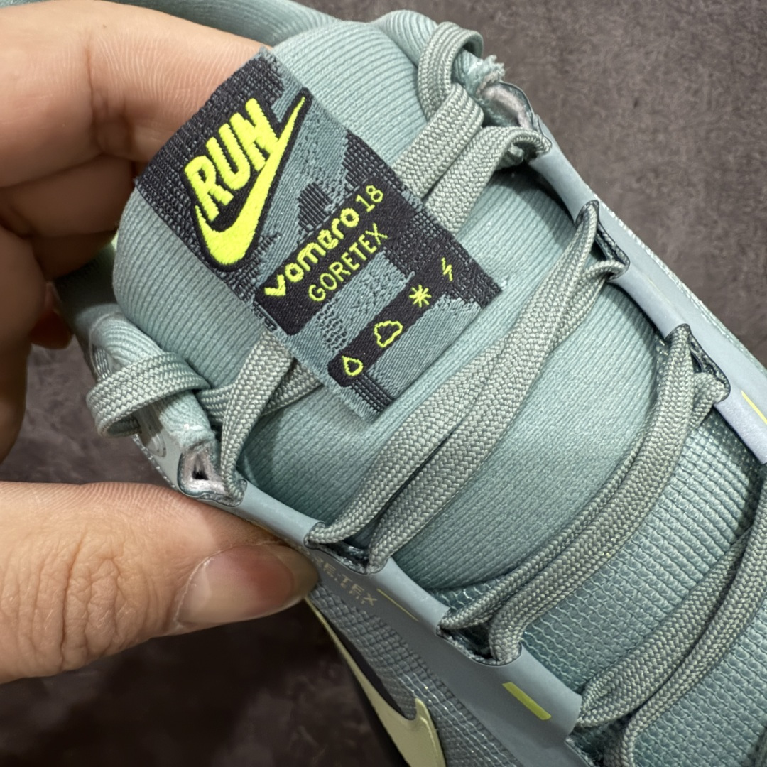 图片[6]-【XE纯原版】Nike Air Zoom Vomero 18 GTX 全新科技运动跑鞋 灰绿 HQ7001-300    正确防水gtx鞋面材质 目前市场最强品质 原版购入开发 鞋面采用硅胶发泡立体印刷 分体式组合大底 上层超临界ZOOM X泡棉 下层一次ReactX泡棉 区别市场一体底 超高质检清洁度 一切材质配件均与原版一致 原楦原纸板开发 匹配原版98%以上 完美弧度版型 原厂鞋标 立体反光鞋盒标 鞋盒防撞海绵 高端玩家必推版本 高价零售必推版本 欢迎对比市面任意版本‼️ 这双鞋简直是时尚与科技的完美融合。 经典黑色鞋面，质感爆棚，搭配超亮眼的银色大勾子，瞬间成为街头焦点。不仅颜值在线，缓震性能更是一绝 不管是日常出街还是慢跑锻炼，都能给双脚极致舒适体验。  码数超全，39-46 码任你选！别犹豫啦，穿上它，轻松走出潮流范，开启你的时尚运动新旅程！ 码段：39-46-选品中心
