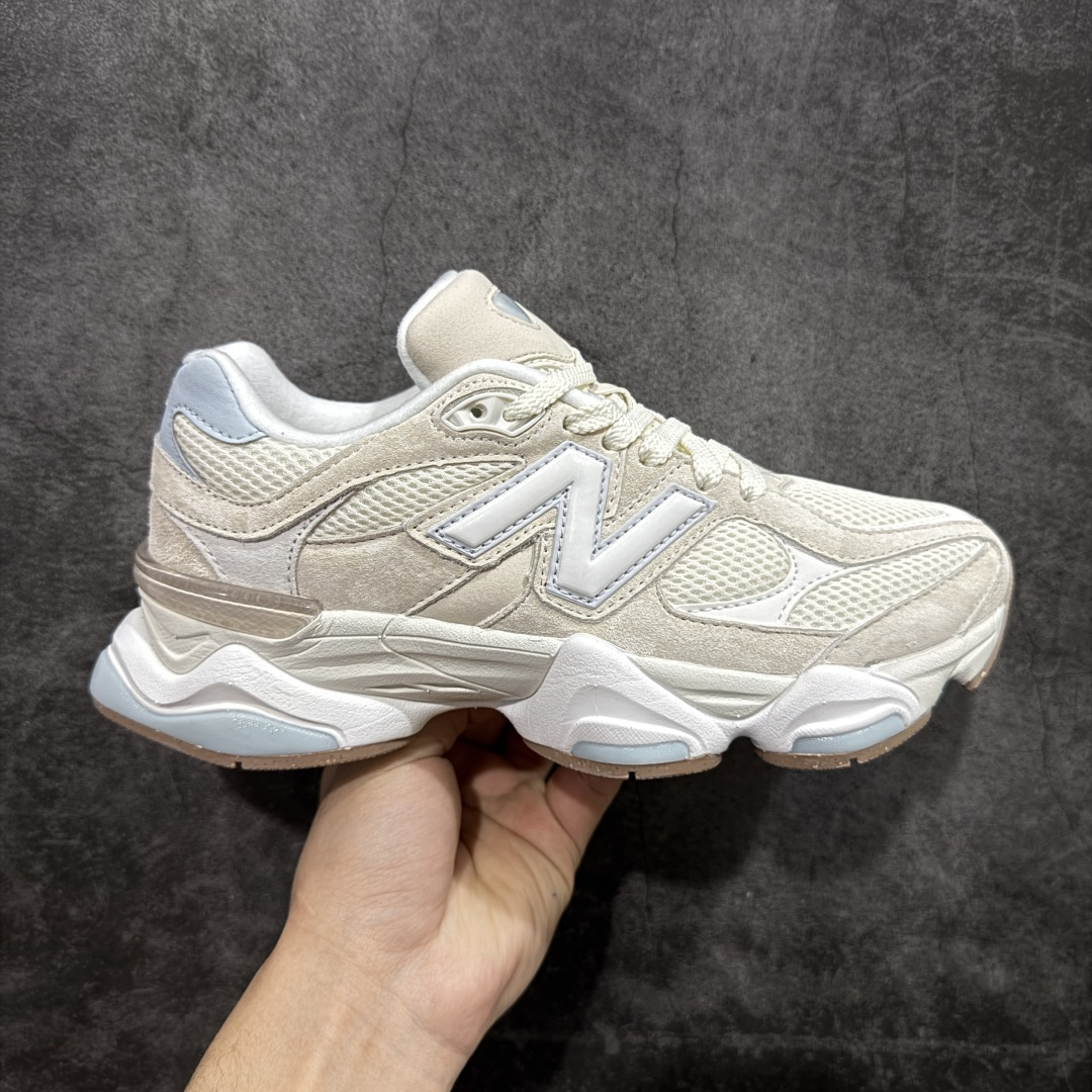 【纯原版】 New Balance NB9060 联名款 复古休闲运动慢跑鞋 U9060AUA 全套原楦原纸板原厂数据开发 进口三明治网面 原装进口翻毛皮料正确绒感卡色 正确中底拉帮中底网布细节 原厂标裁 带紫光防伪 定制后跟透明水晶模块 冲裁组合 大底贴合程度胶水上色把控完美 整洁度挑战全网艺术家 多道序QC把关品质完善 匠心打造 耗时两个月开发完成 工艺极其复杂难度可想而知 新开独立私模大底 全网唯一正确六层组合大底 高端零售专供产物 尺码：36 37 37.5 38 38.5 39 40 40.5 41 42 42.5 43 44 45 46.5-选品中心
