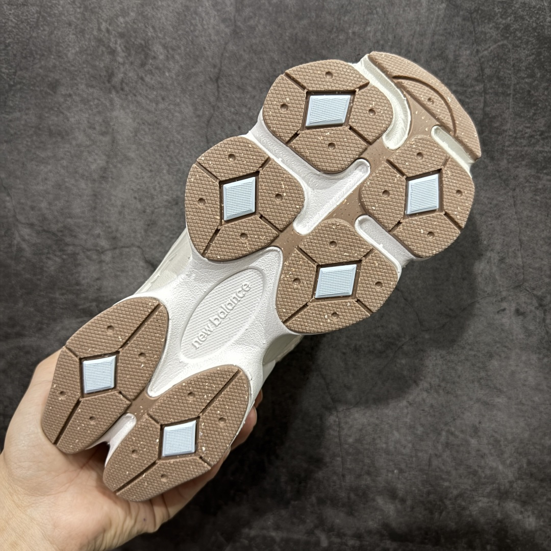 图片[9]-【纯原版】 New Balance NB9060 联名款 复古休闲运动慢跑鞋 U9060AUA 全套原楦原纸板原厂数据开发 进口三明治网面 原装进口翻毛皮料正确绒感卡色 正确中底拉帮中底网布细节 原厂标裁 带紫光防伪 定制后跟透明水晶模块 冲裁组合 大底贴合程度胶水上色把控完美 整洁度挑战全网艺术家 多道序QC把关品质完善 匠心打造 耗时两个月开发完成 工艺极其复杂难度可想而知 新开独立私模大底 全网唯一正确六层组合大底 高端零售专供产物 尺码：36 37 37.5 38 38.5 39 40 40.5 41 42 42.5 43 44 45 46.5-选品中心
