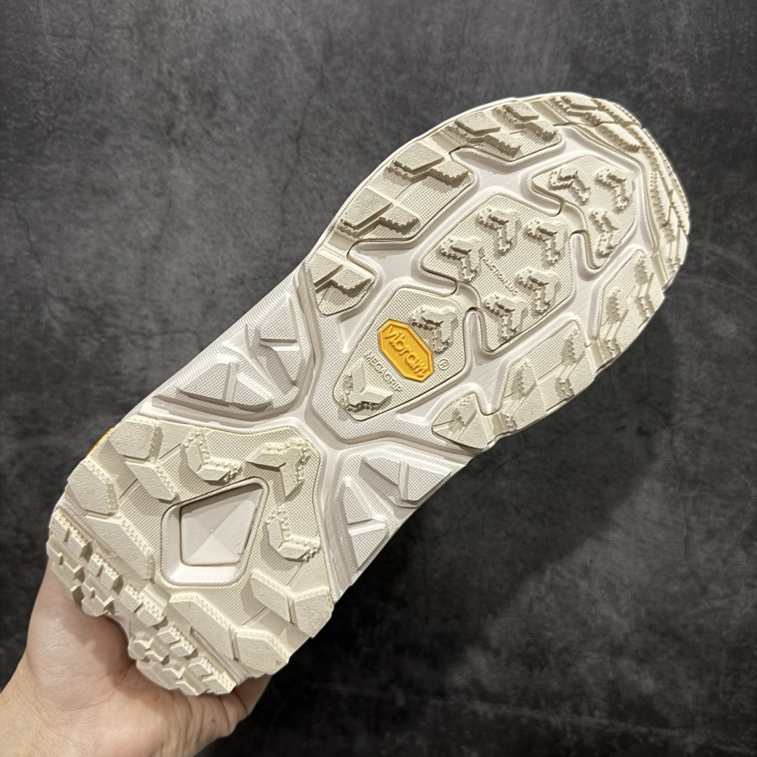 图片[9]-【纯原福利】HOKA ONE ONE U Kaha 2 GTX 卡哈 高帮缓震防水户外功能鞋 原xx 的顶级纯原防水版 现福利特价 把握手速 顶级好货💪🏻  鞋款特别研发使用性能独特的几何形跑鞋中底，此种鞋底更厚、更高、回弹性也更好，除了卓越的缓冲性能，它还能为各种阶段的跑者带来更具动感、更加稳定的跑步体验。HOKA ONE ONE从设计之初就清楚意识到，要保证跑者步幅的均匀一致，双脚自然而然的运动至关重要  尺码： 39 40 40.5 41 42 42.5 43 44 45 46-选品中心