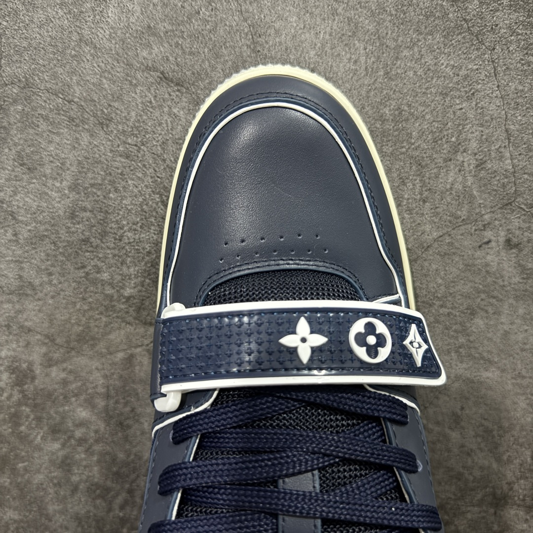 图片[5]-【YS纯原升级版 】 顶级莞产 路易威登 Louis Vuitton LV Trainer 系列 高奢运动鞋 灰蓝魔术贴 牛皮革 ✦ 芯片配置，✦ 挂饰 NFC 芯片秒进官网 ✦ 同步 ZP 官网空胶工艺，结构逻辑一致 ✦ 正确胶片断点式设计，细节克制到位 ✦ 中底油印字母比例按原版还原 ✦ 1：1 原楦格板 / 楦头 / 刀磨 全新升级 ✦ 独家定制压纹麂皮，用料细腻耐看 ✦ 原版开模 TPU 大底 ✦ 脚感与质感取向偏原版 ✦ 代购指定高端版本 ✦ 全新升级 双盒礼盒 ✦ 全套配件齐全，整体完成度高 尺码：39–45-选品中心