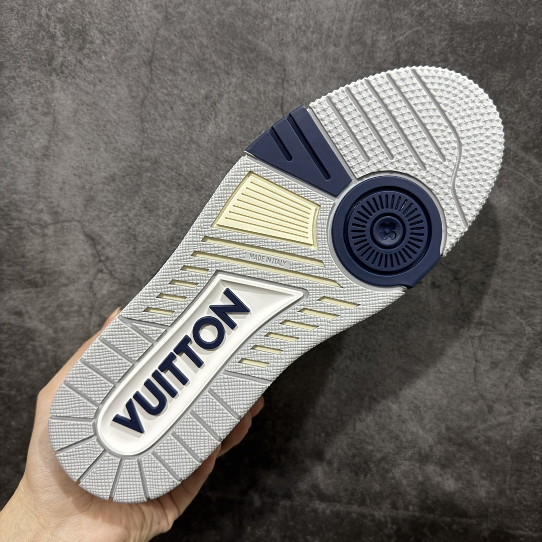 图片[9]-【YS纯原升级版 】 顶级莞产 路易威登 Louis Vuitton LV Trainer 系列 高奢运动鞋 灰蓝魔术贴 牛皮革 ✦ 芯片配置，✦ 挂饰 NFC 芯片秒进官网 ✦ 同步 ZP 官网空胶工艺，结构逻辑一致 ✦ 正确胶片断点式设计，细节克制到位 ✦ 中底油印字母比例按原版还原 ✦ 1：1 原楦格板 / 楦头 / 刀磨 全新升级 ✦ 独家定制压纹麂皮，用料细腻耐看 ✦ 原版开模 TPU 大底 ✦ 脚感与质感取向偏原版 ✦ 代购指定高端版本 ✦ 全新升级 双盒礼盒 ✦ 全套配件齐全，整体完成度高 尺码：39–45-选品中心