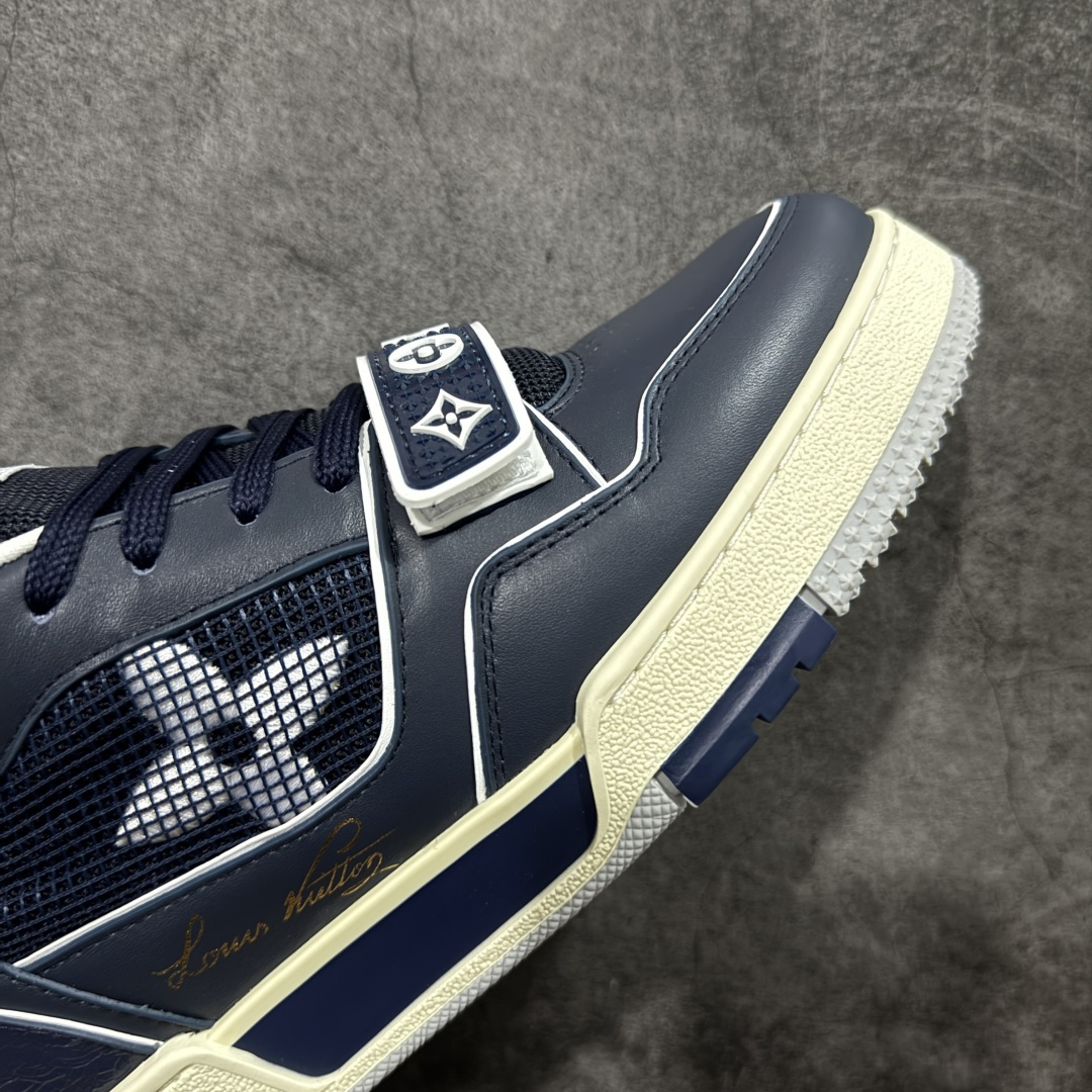 图片[6]-【YS纯原升级版 】 顶级莞产 路易威登 Louis Vuitton LV Trainer 系列 高奢运动鞋 灰蓝魔术贴 牛皮革 ✦ 芯片配置，✦ 挂饰 NFC 芯片秒进官网 ✦ 同步 ZP 官网空胶工艺，结构逻辑一致 ✦ 正确胶片断点式设计，细节克制到位 ✦ 中底油印字母比例按原版还原 ✦ 1：1 原楦格板 / 楦头 / 刀磨 全新升级 ✦ 独家定制压纹麂皮，用料细腻耐看 ✦ 原版开模 TPU 大底 ✦ 脚感与质感取向偏原版 ✦ 代购指定高端版本 ✦ 全新升级 双盒礼盒 ✦ 全套配件齐全，整体完成度高 尺码：39–45-选品中心