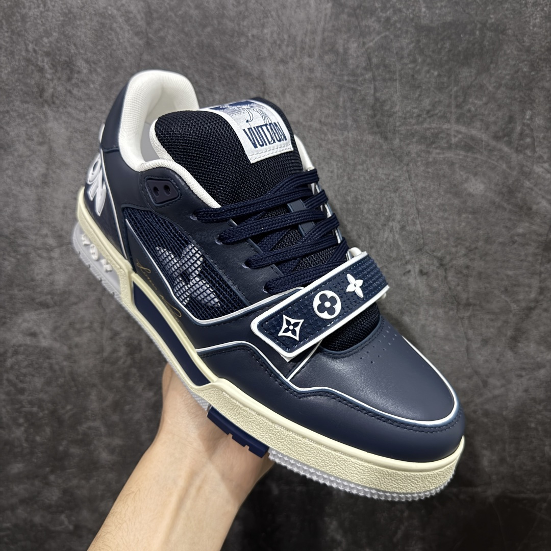 图片[3]-【YS纯原升级版 】 顶级莞产 路易威登 Louis Vuitton LV Trainer 系列 高奢运动鞋 灰蓝魔术贴 牛皮革 ✦ 芯片配置，✦ 挂饰 NFC 芯片秒进官网 ✦ 同步 ZP 官网空胶工艺，结构逻辑一致 ✦ 正确胶片断点式设计，细节克制到位 ✦ 中底油印字母比例按原版还原 ✦ 1：1 原楦格板 / 楦头 / 刀磨 全新升级 ✦ 独家定制压纹麂皮，用料细腻耐看 ✦ 原版开模 TPU 大底 ✦ 脚感与质感取向偏原版 ✦ 代购指定高端版本 ✦ 全新升级 双盒礼盒 ✦ 全套配件齐全，整体完成度高 尺码：39–45-选品中心