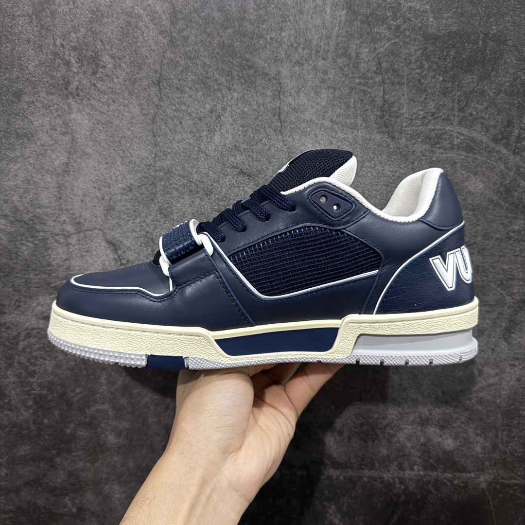 图片[2]-【YS纯原升级版 】 顶级莞产 路易威登 Louis Vuitton LV Trainer 系列 高奢运动鞋 灰蓝魔术贴 牛皮革 ✦ 芯片配置，✦ 挂饰 NFC 芯片秒进官网 ✦ 同步 ZP 官网空胶工艺，结构逻辑一致 ✦ 正确胶片断点式设计，细节克制到位 ✦ 中底油印字母比例按原版还原 ✦ 1：1 原楦格板 / 楦头 / 刀磨 全新升级 ✦ 独家定制压纹麂皮，用料细腻耐看 ✦ 原版开模 TPU 大底 ✦ 脚感与质感取向偏原版 ✦ 代购指定高端版本 ✦ 全新升级 双盒礼盒 ✦ 全套配件齐全，整体完成度高 尺码：39–45-选品中心