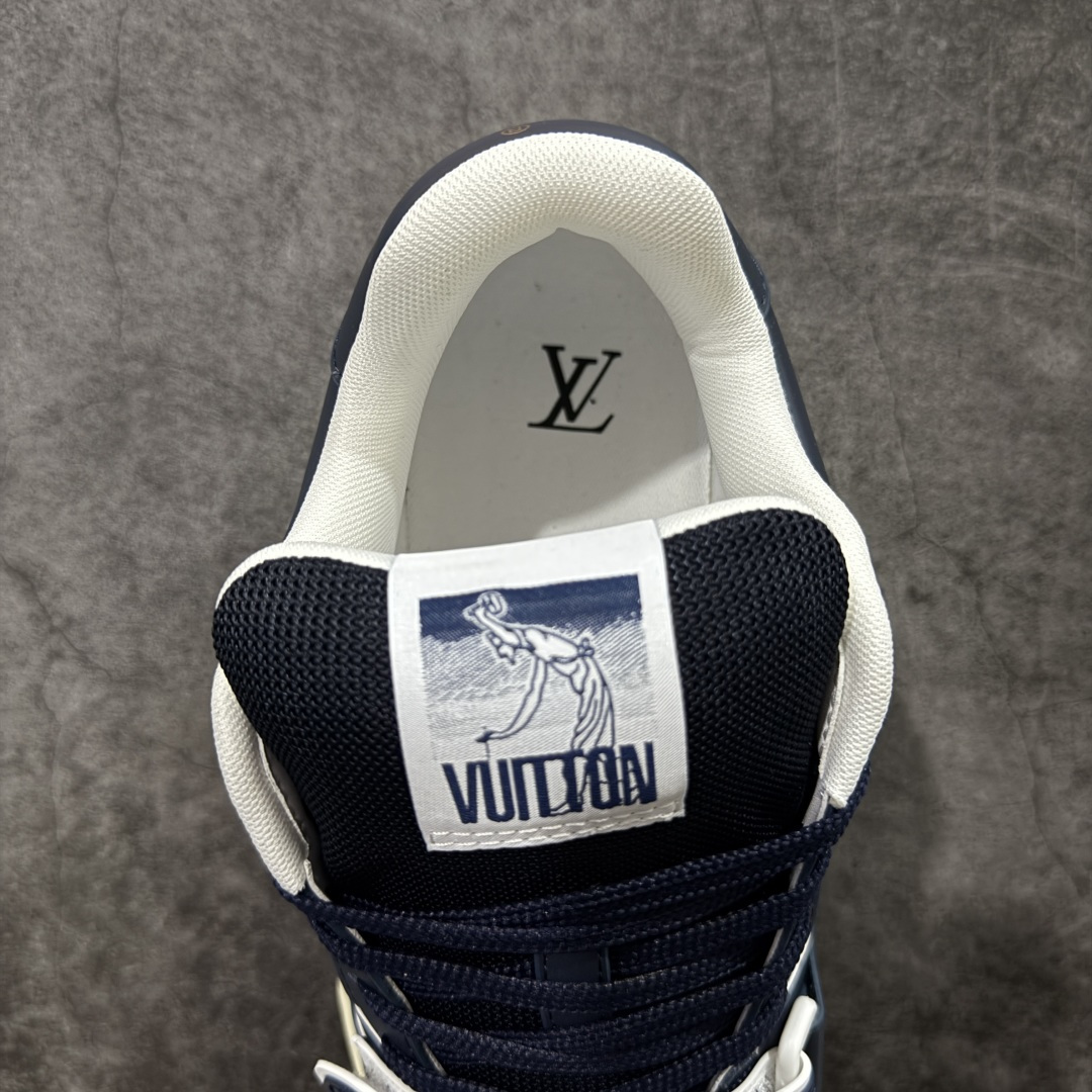 图片[8]-【YS纯原升级版 】 顶级莞产 路易威登 Louis Vuitton LV Trainer 系列 高奢运动鞋 灰蓝魔术贴 牛皮革 ✦ 芯片配置，✦ 挂饰 NFC 芯片秒进官网 ✦ 同步 ZP 官网空胶工艺，结构逻辑一致 ✦ 正确胶片断点式设计，细节克制到位 ✦ 中底油印字母比例按原版还原 ✦ 1：1 原楦格板 / 楦头 / 刀磨 全新升级 ✦ 独家定制压纹麂皮，用料细腻耐看 ✦ 原版开模 TPU 大底 ✦ 脚感与质感取向偏原版 ✦ 代购指定高端版本 ✦ 全新升级 双盒礼盒 ✦ 全套配件齐全，整体完成度高 尺码：39–45-选品中心