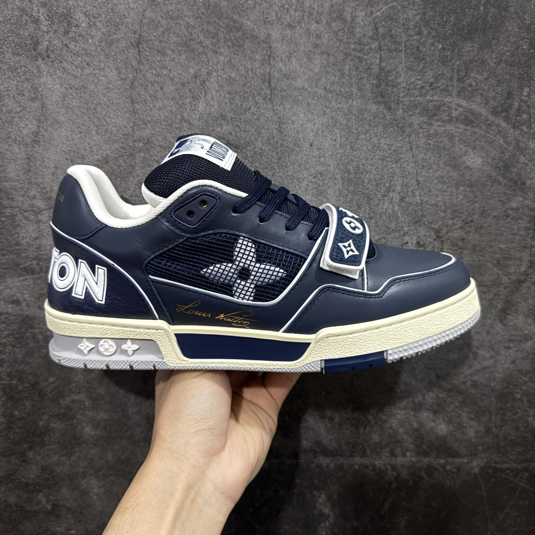 【YS纯原升级版 】 顶级莞产 路易威登 Louis Vuitton LV Trainer 系列 高奢运动鞋 灰蓝魔术贴 牛皮革 ✦ 芯片配置，✦ 挂饰 NFC 芯片秒进官网 ✦ 同步 ZP 官网空胶工艺，结构逻辑一致 ✦ 正确胶片断点式设计，细节克制到位 ✦ 中底油印字母比例按原版还原 ✦ 1：1 原楦格板 / 楦头 / 刀磨 全新升级 ✦ 独家定制压纹麂皮，用料细腻耐看 ✦ 原版开模 TPU 大底 ✦ 脚感与质感取向偏原版 ✦ 代购指定高端版本 ✦ 全新升级 双盒礼盒 ✦ 全套配件齐全，整体完成度高 尺码：39–45-选品中心