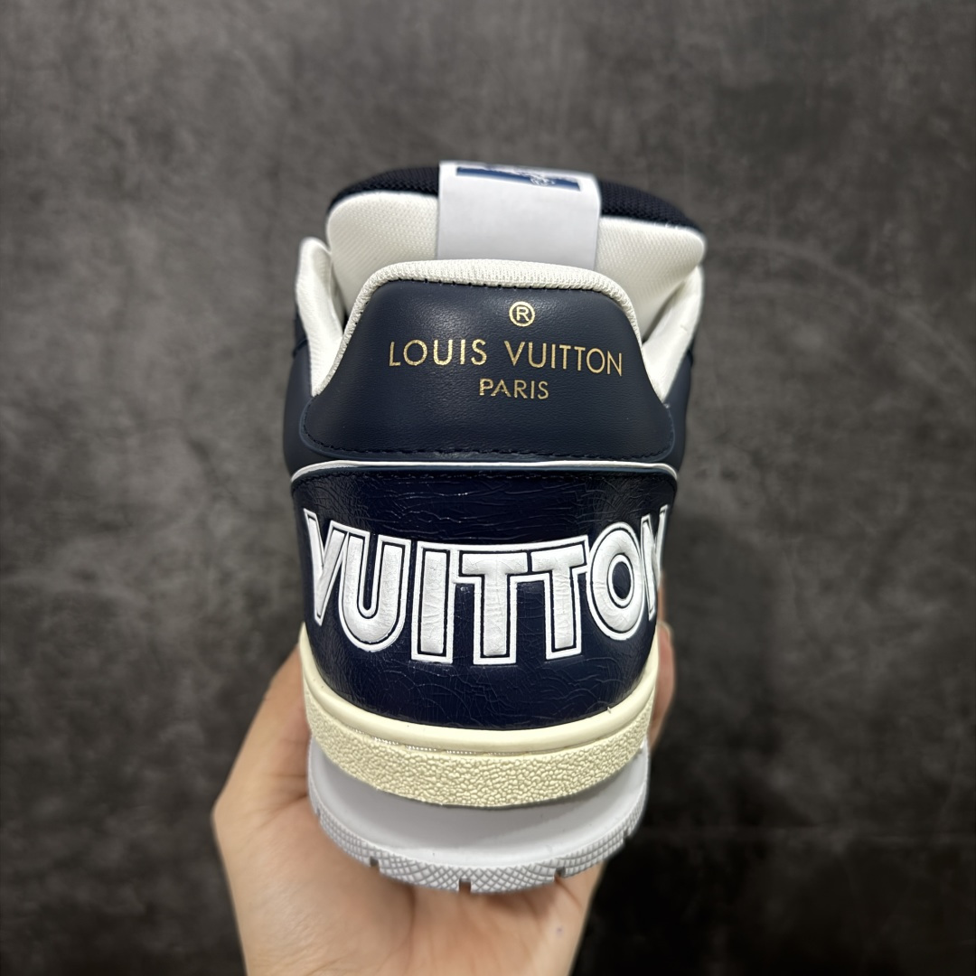 图片[4]-【YS纯原升级版 】 顶级莞产 路易威登 Louis Vuitton LV Trainer 系列 高奢运动鞋 灰蓝魔术贴 牛皮革 ✦ 芯片配置，✦ 挂饰 NFC 芯片秒进官网 ✦ 同步 ZP 官网空胶工艺，结构逻辑一致 ✦ 正确胶片断点式设计，细节克制到位 ✦ 中底油印字母比例按原版还原 ✦ 1：1 原楦格板 / 楦头 / 刀磨 全新升级 ✦ 独家定制压纹麂皮，用料细腻耐看 ✦ 原版开模 TPU 大底 ✦ 脚感与质感取向偏原版 ✦ 代购指定高端版本 ✦ 全新升级 双盒礼盒 ✦ 全套配件齐全，整体完成度高 尺码：39–45-选品中心