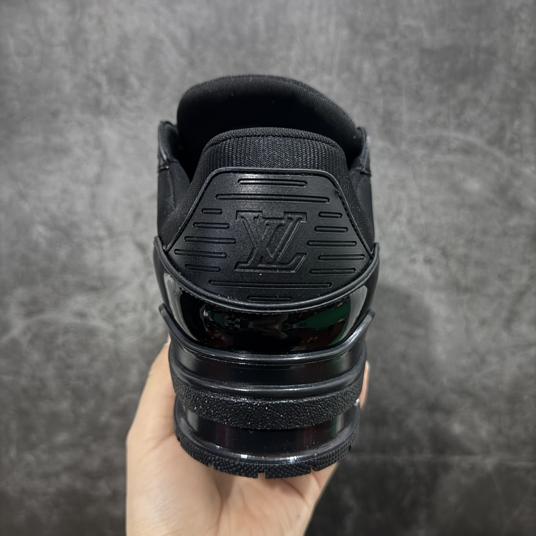 图片[4]-【YS升级版】 顶级莞产 路易威登 Louis Vuitton LV Trainer 系列 高奢运动鞋 亮黑漆皮黑武士 ✦ 芯片配置，✦ 挂饰 NFC 芯片秒进官网 ✦ 同步 ZP 官网空胶工艺，结构逻辑一致 ✦ 正确胶片断点式设计，细节克制到位 ✦ 中底油印字母比例按原版还原 ✦ 1：1 原楦格板 / 楦头 / 刀磨 全新升级 ✦ 独家定制压纹麂皮，用料细腻耐看 ✦ 原版开模 TPU 大底 ✦ 脚感与质感取向偏原版 ✦ 代购指定高端版本 ✦ 全新升级 双盒礼盒 ✦ 全套配件齐全，整体完成度高 尺码：39–45-选品中心