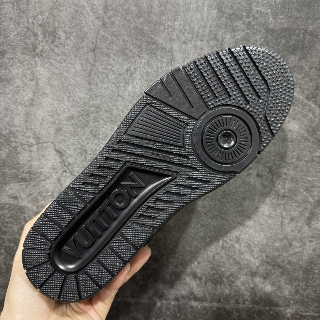 图片[9]-【YS升级版】 顶级莞产 路易威登 Louis Vuitton LV Trainer 系列 高奢运动鞋 亮黑漆皮黑武士 ✦ 芯片配置，✦ 挂饰 NFC 芯片秒进官网 ✦ 同步 ZP 官网空胶工艺，结构逻辑一致 ✦ 正确胶片断点式设计，细节克制到位 ✦ 中底油印字母比例按原版还原 ✦ 1：1 原楦格板 / 楦头 / 刀磨 全新升级 ✦ 独家定制压纹麂皮，用料细腻耐看 ✦ 原版开模 TPU 大底 ✦ 脚感与质感取向偏原版 ✦ 代购指定高端版本 ✦ 全新升级 双盒礼盒 ✦ 全套配件齐全，整体完成度高 尺码：39–45-选品中心