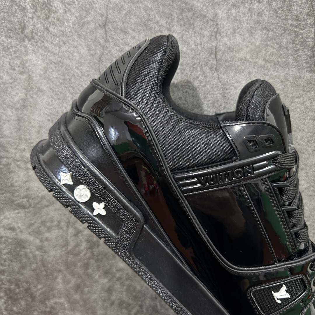 图片[7]-【YS升级版】 顶级莞产 路易威登 Louis Vuitton LV Trainer 系列 高奢运动鞋 亮黑漆皮黑武士 ✦ 芯片配置，✦ 挂饰 NFC 芯片秒进官网 ✦ 同步 ZP 官网空胶工艺，结构逻辑一致 ✦ 正确胶片断点式设计，细节克制到位 ✦ 中底油印字母比例按原版还原 ✦ 1：1 原楦格板 / 楦头 / 刀磨 全新升级 ✦ 独家定制压纹麂皮，用料细腻耐看 ✦ 原版开模 TPU 大底 ✦ 脚感与质感取向偏原版 ✦ 代购指定高端版本 ✦ 全新升级 双盒礼盒 ✦ 全套配件齐全，整体完成度高 尺码：39–45-选品中心