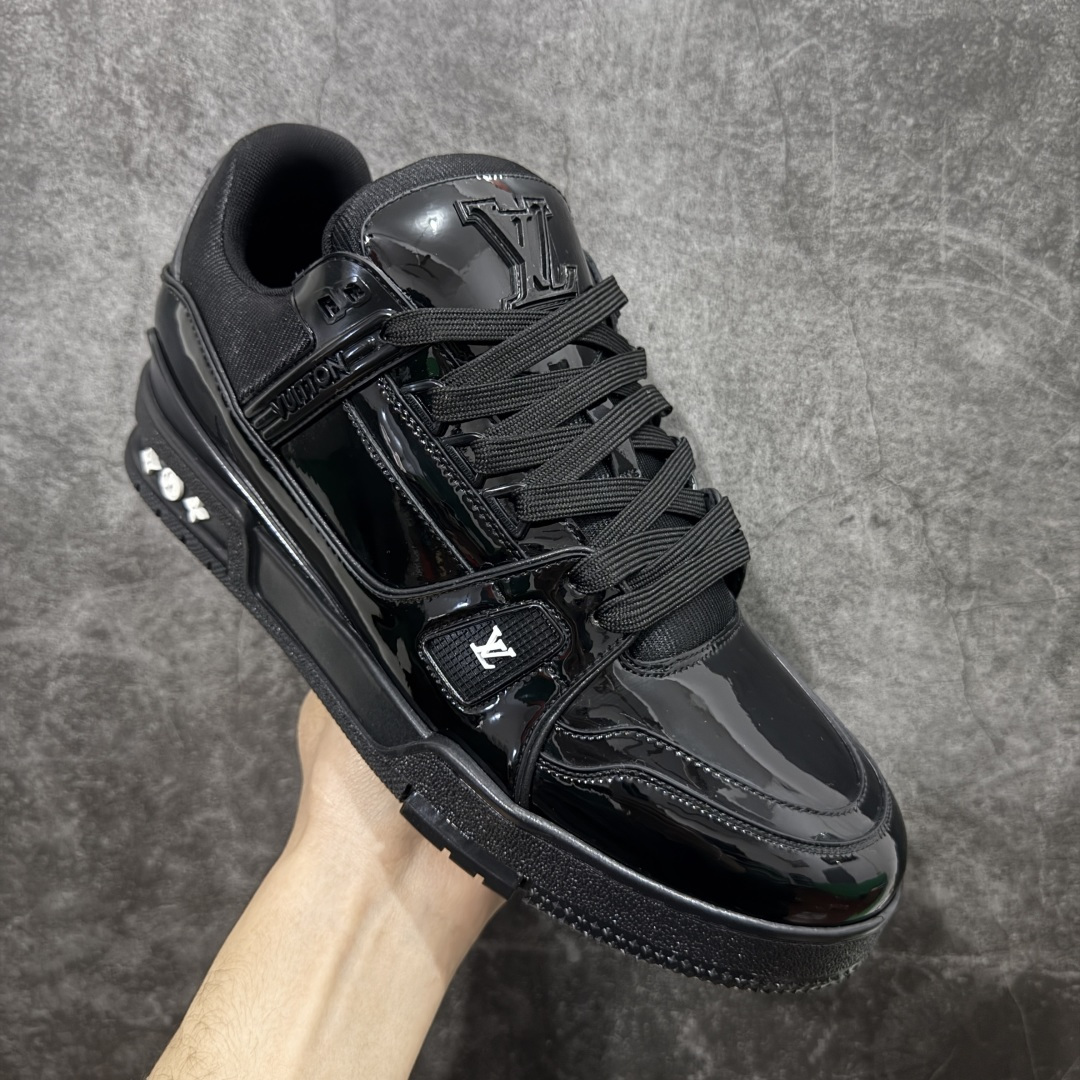 图片[3]-【YS升级版】 顶级莞产 路易威登 Louis Vuitton LV Trainer 系列 高奢运动鞋 亮黑漆皮黑武士 ✦ 芯片配置，✦ 挂饰 NFC 芯片秒进官网 ✦ 同步 ZP 官网空胶工艺，结构逻辑一致 ✦ 正确胶片断点式设计，细节克制到位 ✦ 中底油印字母比例按原版还原 ✦ 1：1 原楦格板 / 楦头 / 刀磨 全新升级 ✦ 独家定制压纹麂皮，用料细腻耐看 ✦ 原版开模 TPU 大底 ✦ 脚感与质感取向偏原版 ✦ 代购指定高端版本 ✦ 全新升级 双盒礼盒 ✦ 全套配件齐全，整体完成度高 尺码：39–45-选品中心
