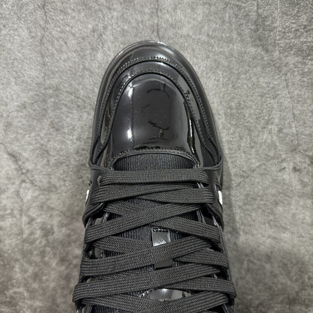 图片[5]-【YS升级版】 顶级莞产 路易威登 Louis Vuitton LV Trainer 系列 高奢运动鞋 亮黑漆皮黑武士 ✦ 芯片配置，✦ 挂饰 NFC 芯片秒进官网 ✦ 同步 ZP 官网空胶工艺，结构逻辑一致 ✦ 正确胶片断点式设计，细节克制到位 ✦ 中底油印字母比例按原版还原 ✦ 1：1 原楦格板 / 楦头 / 刀磨 全新升级 ✦ 独家定制压纹麂皮，用料细腻耐看 ✦ 原版开模 TPU 大底 ✦ 脚感与质感取向偏原版 ✦ 代购指定高端版本 ✦ 全新升级 双盒礼盒 ✦ 全套配件齐全，整体完成度高 尺码：39–45-选品中心