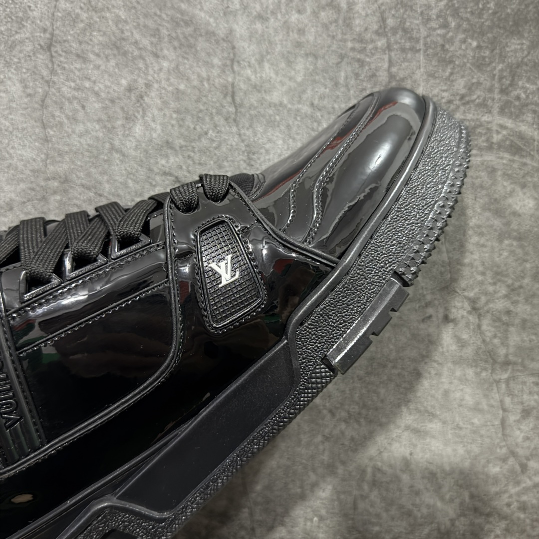 图片[6]-【YS升级版】 顶级莞产 路易威登 Louis Vuitton LV Trainer 系列 高奢运动鞋 亮黑漆皮黑武士 ✦ 芯片配置，✦ 挂饰 NFC 芯片秒进官网 ✦ 同步 ZP 官网空胶工艺，结构逻辑一致 ✦ 正确胶片断点式设计，细节克制到位 ✦ 中底油印字母比例按原版还原 ✦ 1：1 原楦格板 / 楦头 / 刀磨 全新升级 ✦ 独家定制压纹麂皮，用料细腻耐看 ✦ 原版开模 TPU 大底 ✦ 脚感与质感取向偏原版 ✦ 代购指定高端版本 ✦ 全新升级 双盒礼盒 ✦ 全套配件齐全，整体完成度高 尺码：39–45-选品中心