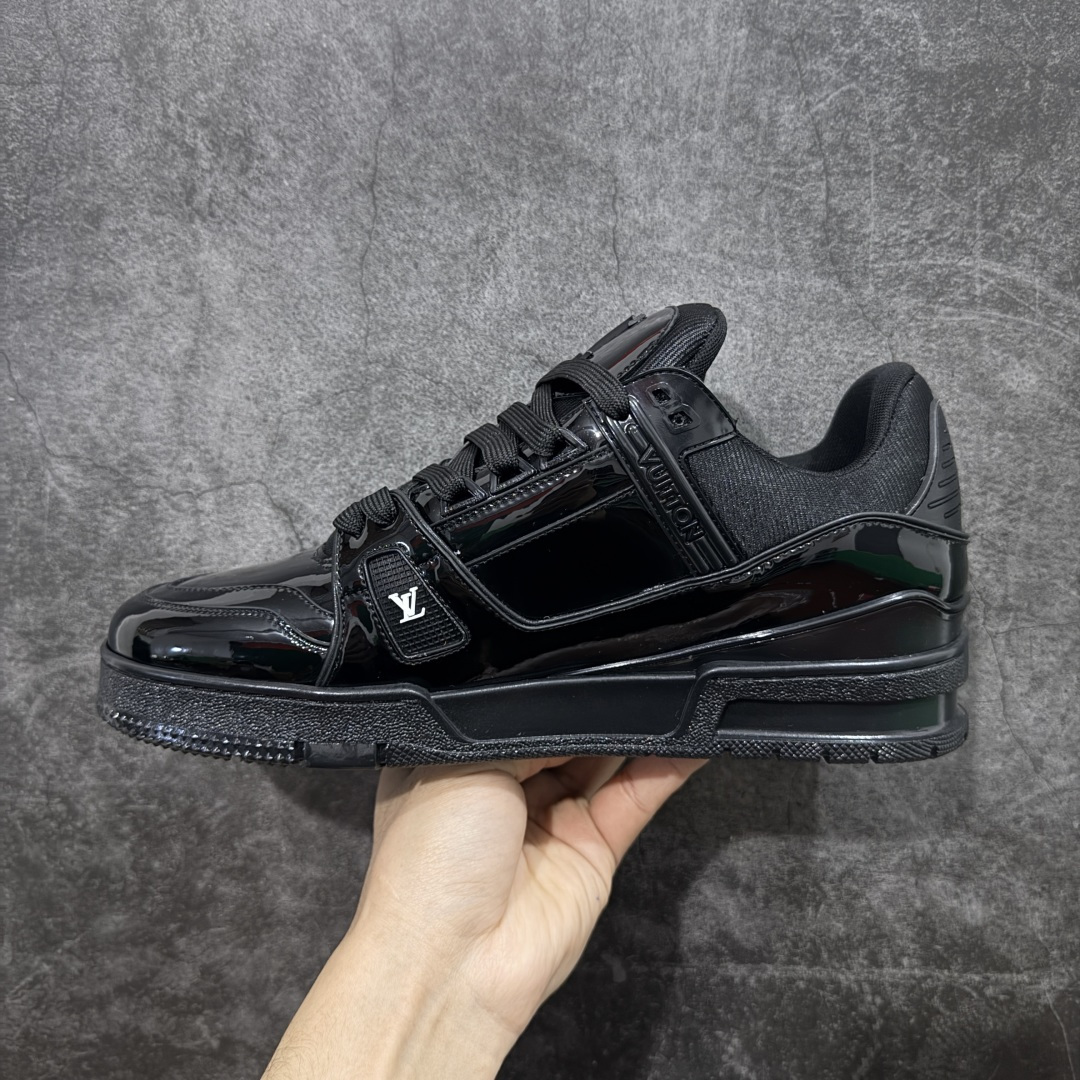 图片[2]-【YS升级版】 顶级莞产 路易威登 Louis Vuitton LV Trainer 系列 高奢运动鞋 亮黑漆皮黑武士 ✦ 芯片配置，✦ 挂饰 NFC 芯片秒进官网 ✦ 同步 ZP 官网空胶工艺，结构逻辑一致 ✦ 正确胶片断点式设计，细节克制到位 ✦ 中底油印字母比例按原版还原 ✦ 1：1 原楦格板 / 楦头 / 刀磨 全新升级 ✦ 独家定制压纹麂皮，用料细腻耐看 ✦ 原版开模 TPU 大底 ✦ 脚感与质感取向偏原版 ✦ 代购指定高端版本 ✦ 全新升级 双盒礼盒 ✦ 全套配件齐全，整体完成度高 尺码：39–45-选品中心