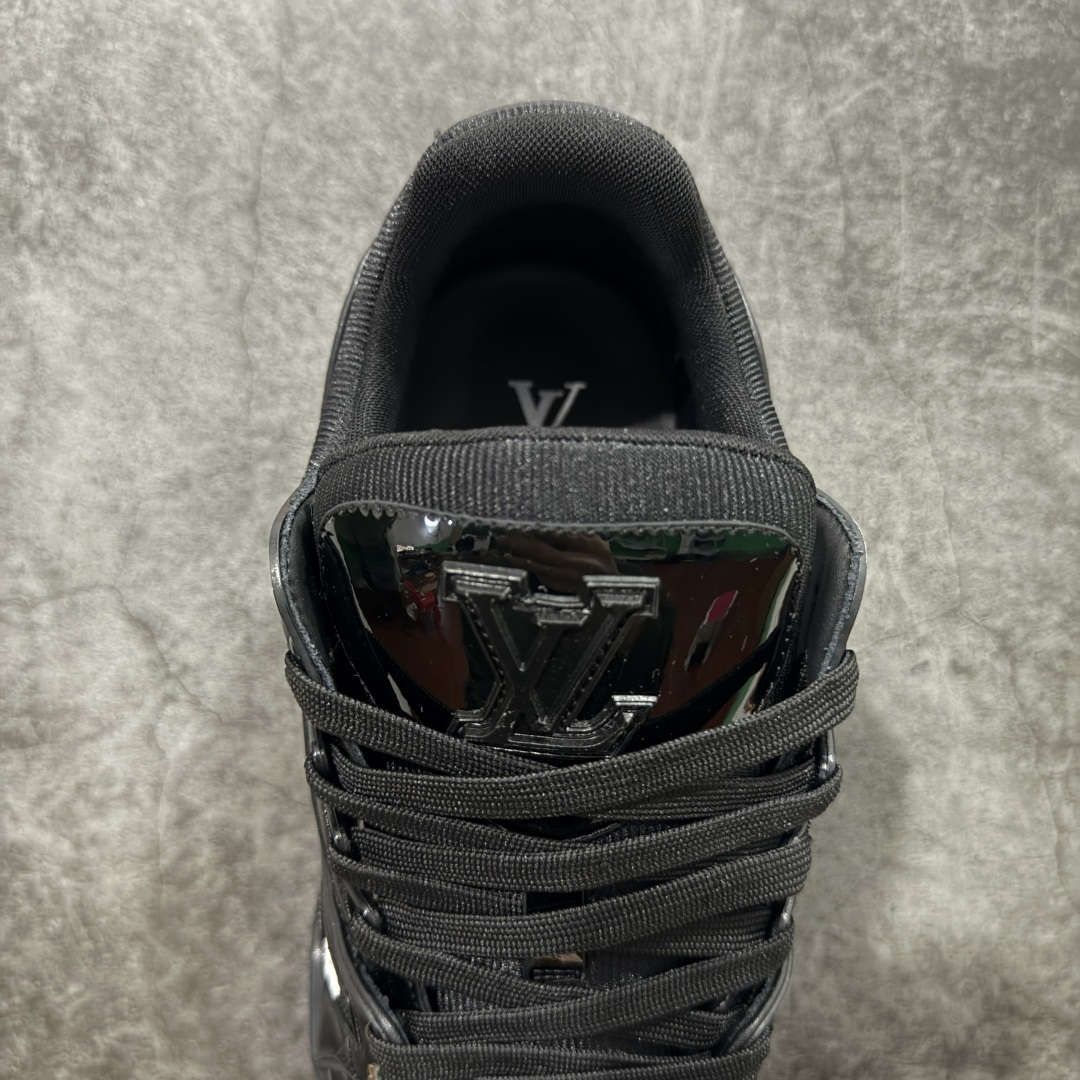 图片[8]-【YS升级版】 顶级莞产 路易威登 Louis Vuitton LV Trainer 系列 高奢运动鞋 亮黑漆皮黑武士 ✦ 芯片配置，✦ 挂饰 NFC 芯片秒进官网 ✦ 同步 ZP 官网空胶工艺，结构逻辑一致 ✦ 正确胶片断点式设计，细节克制到位 ✦ 中底油印字母比例按原版还原 ✦ 1：1 原楦格板 / 楦头 / 刀磨 全新升级 ✦ 独家定制压纹麂皮，用料细腻耐看 ✦ 原版开模 TPU 大底 ✦ 脚感与质感取向偏原版 ✦ 代购指定高端版本 ✦ 全新升级 双盒礼盒 ✦ 全套配件齐全，整体完成度高 尺码：39–45-选品中心