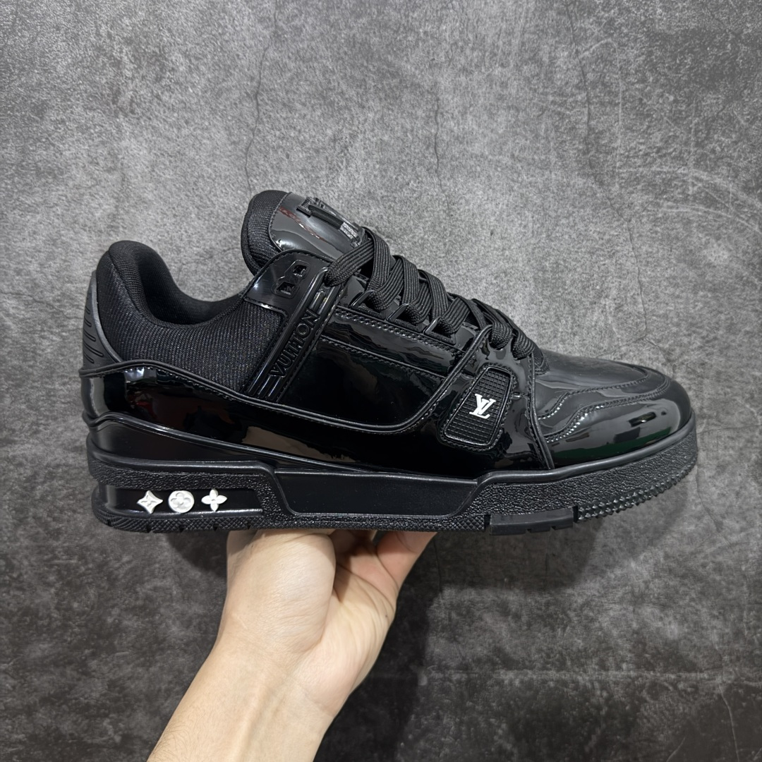 【YS升级版】 顶级莞产 路易威登 Louis Vuitton LV Trainer 系列 高奢运动鞋 亮黑漆皮黑武士 ✦ 芯片配置，✦ 挂饰 NFC 芯片秒进官网 ✦ 同步 ZP 官网空胶工艺，结构逻辑一致 ✦ 正确胶片断点式设计，细节克制到位 ✦ 中底油印字母比例按原版还原 ✦ 1：1 原楦格板 / 楦头 / 刀磨 全新升级 ✦ 独家定制压纹麂皮，用料细腻耐看 ✦ 原版开模 TPU 大底 ✦ 脚感与质感取向偏原版 ✦ 代购指定高端版本 ✦ 全新升级 双盒礼盒 ✦ 全套配件齐全，整体完成度高 尺码：39–45-选品中心