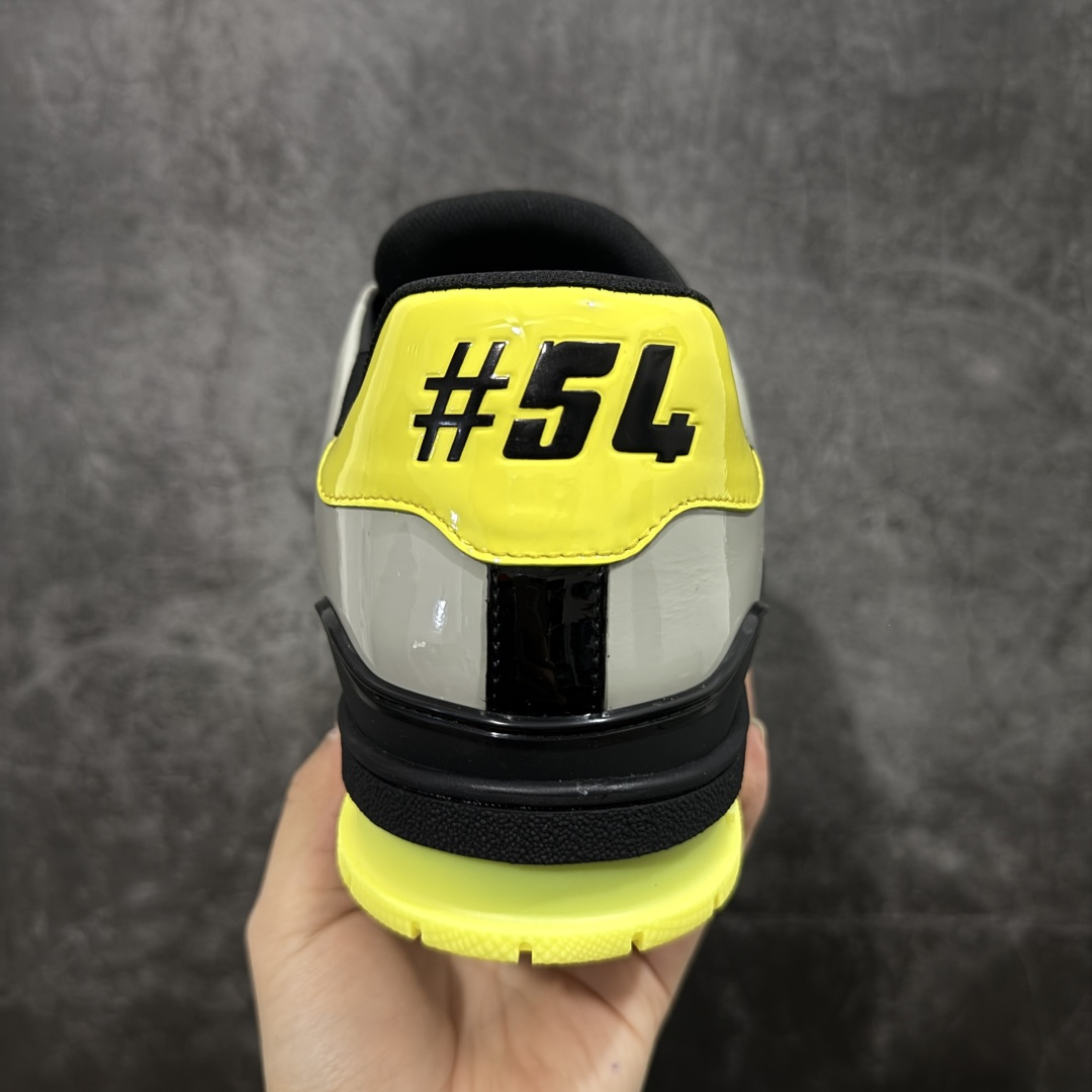 图片[4]-【YS升级版】 顶级莞产 路易威登 Louis Vuitton LV Trainer 系列 高奢运动鞋 银黄黑漆皮黑武士 大黄蜂配色 ✦ 芯片配置，✦ 挂饰 NFC 芯片秒进官网 ✦ 同步 ZP 官网空胶工艺，结构逻辑一致 ✦ 正确胶片断点式设计，细节克制到位 ✦ 中底油印字母比例按原版还原 ✦ 1：1 原楦格板 / 楦头 / 刀磨 全新升级 ✦ 独家定制压纹麂皮，用料细腻耐看 ✦ 原版开模 TPU 大底 ✦ 脚感与质感取向偏原版 ✦ 代购指定高端版本 ✦ 全新升级 双盒礼盒 ✦ 全套配件齐全，整体完成度高 尺码：39–45-选品中心