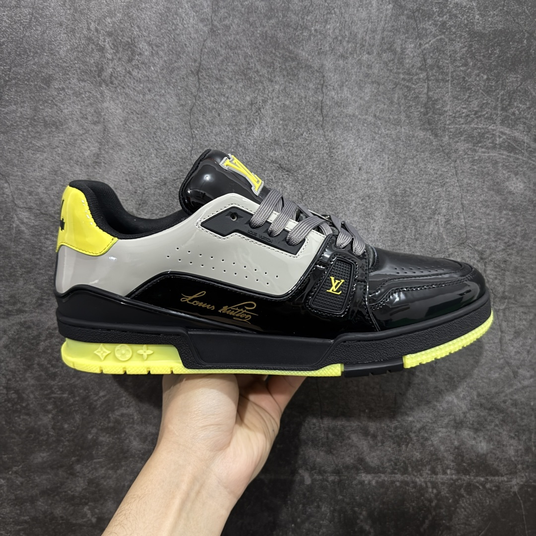 【YS升级版】 顶级莞产 路易威登 Louis Vuitton LV Trainer 系列 高奢运动鞋 银黄黑漆皮黑武士 大黄蜂配色 ✦ 芯片配置，✦ 挂饰 NFC 芯片秒进官网 ✦ 同步 ZP 官网空胶工艺，结构逻辑一致 ✦ 正确胶片断点式设计，细节克制到位 ✦ 中底油印字母比例按原版还原 ✦ 1：1 原楦格板 / 楦头 / 刀磨 全新升级 ✦ 独家定制压纹麂皮，用料细腻耐看 ✦ 原版开模 TPU 大底 ✦ 脚感与质感取向偏原版 ✦ 代购指定高端版本 ✦ 全新升级 双盒礼盒 ✦ 全套配件齐全，整体完成度高 尺码：39–45-选品中心