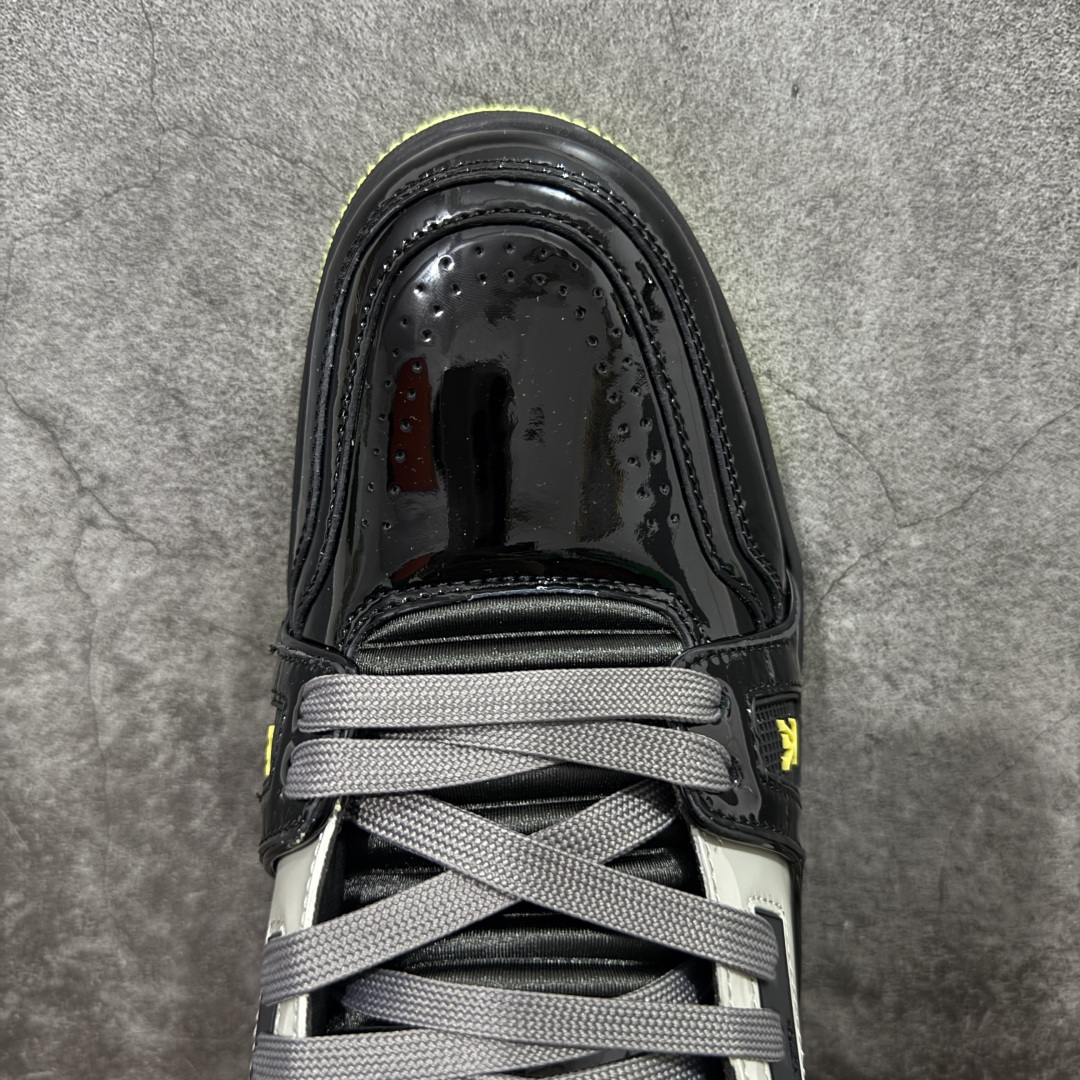 图片[5]-【YS升级版】 顶级莞产 路易威登 Louis Vuitton LV Trainer 系列 高奢运动鞋 银黄黑漆皮黑武士 大黄蜂配色 ✦ 芯片配置，✦ 挂饰 NFC 芯片秒进官网 ✦ 同步 ZP 官网空胶工艺，结构逻辑一致 ✦ 正确胶片断点式设计，细节克制到位 ✦ 中底油印字母比例按原版还原 ✦ 1：1 原楦格板 / 楦头 / 刀磨 全新升级 ✦ 独家定制压纹麂皮，用料细腻耐看 ✦ 原版开模 TPU 大底 ✦ 脚感与质感取向偏原版 ✦ 代购指定高端版本 ✦ 全新升级 双盒礼盒 ✦ 全套配件齐全，整体完成度高 尺码：39–45-选品中心