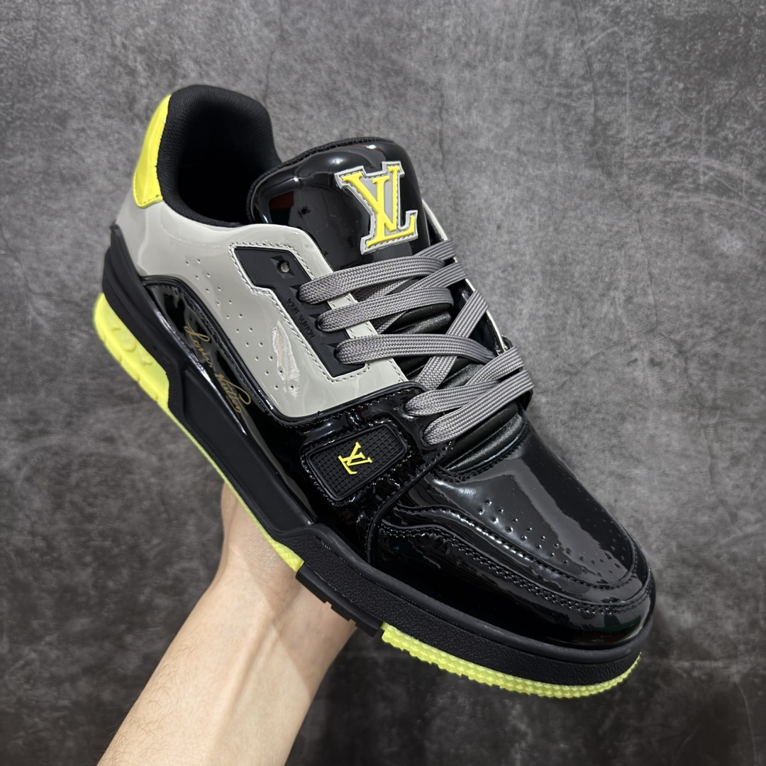 图片[3]-【YS升级版】 顶级莞产 路易威登 Louis Vuitton LV Trainer 系列 高奢运动鞋 银黄黑漆皮黑武士 大黄蜂配色 ✦ 芯片配置，✦ 挂饰 NFC 芯片秒进官网 ✦ 同步 ZP 官网空胶工艺，结构逻辑一致 ✦ 正确胶片断点式设计，细节克制到位 ✦ 中底油印字母比例按原版还原 ✦ 1：1 原楦格板 / 楦头 / 刀磨 全新升级 ✦ 独家定制压纹麂皮，用料细腻耐看 ✦ 原版开模 TPU 大底 ✦ 脚感与质感取向偏原版 ✦ 代购指定高端版本 ✦ 全新升级 双盒礼盒 ✦ 全套配件齐全，整体完成度高 尺码：39–45-选品中心