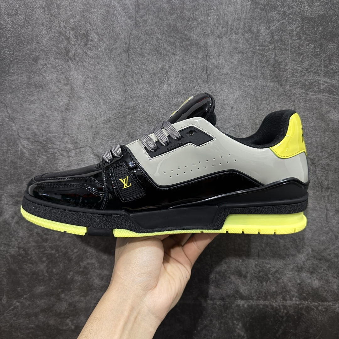 图片[2]-【YS升级版】 顶级莞产 路易威登 Louis Vuitton LV Trainer 系列 高奢运动鞋 银黄黑漆皮黑武士 大黄蜂配色 ✦ 芯片配置，✦ 挂饰 NFC 芯片秒进官网 ✦ 同步 ZP 官网空胶工艺，结构逻辑一致 ✦ 正确胶片断点式设计，细节克制到位 ✦ 中底油印字母比例按原版还原 ✦ 1：1 原楦格板 / 楦头 / 刀磨 全新升级 ✦ 独家定制压纹麂皮，用料细腻耐看 ✦ 原版开模 TPU 大底 ✦ 脚感与质感取向偏原版 ✦ 代购指定高端版本 ✦ 全新升级 双盒礼盒 ✦ 全套配件齐全，整体完成度高 尺码：39–45-选品中心