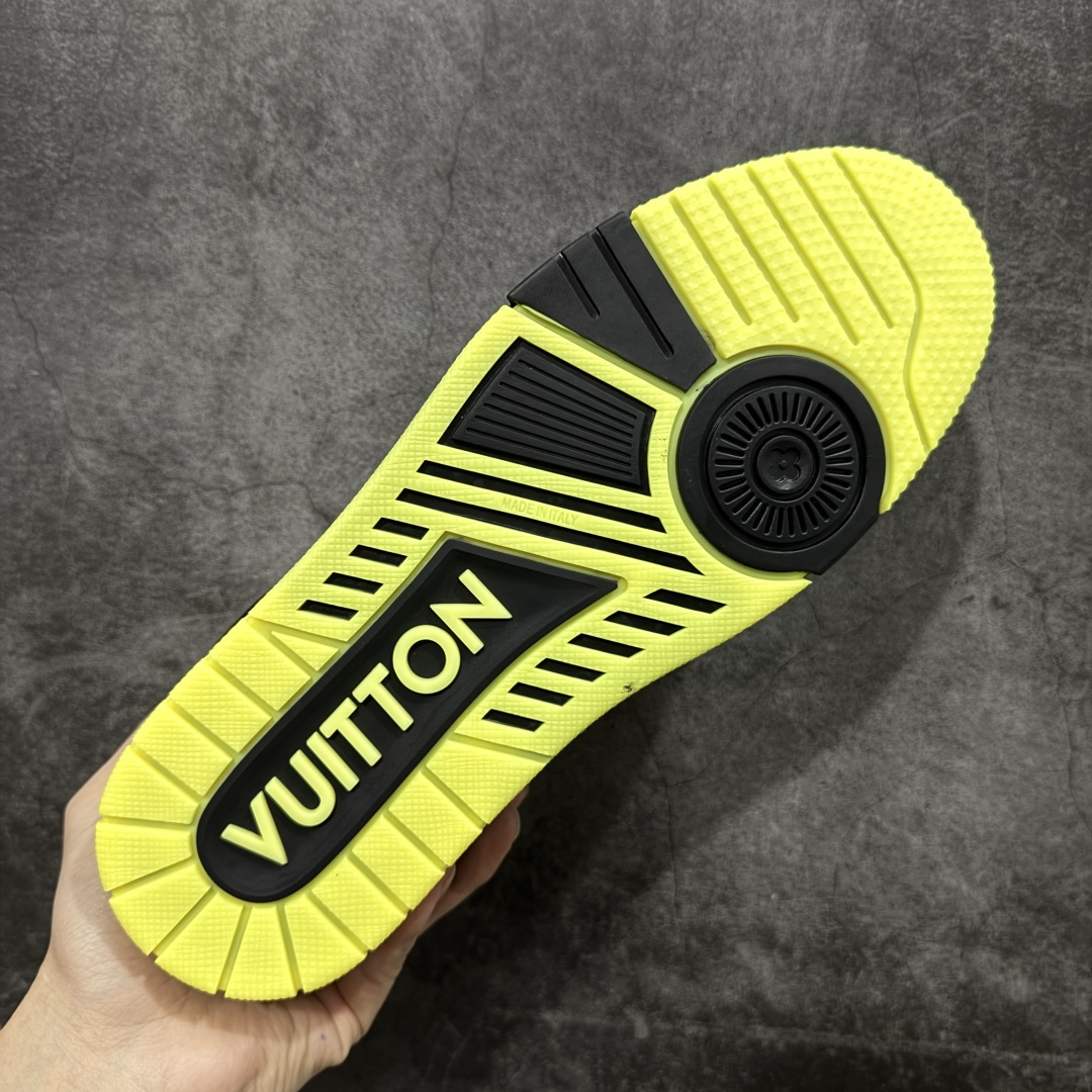 图片[9]-【YS升级版】 顶级莞产 路易威登 Louis Vuitton LV Trainer 系列 高奢运动鞋 银黄黑漆皮黑武士 大黄蜂配色 ✦ 芯片配置，✦ 挂饰 NFC 芯片秒进官网 ✦ 同步 ZP 官网空胶工艺，结构逻辑一致 ✦ 正确胶片断点式设计，细节克制到位 ✦ 中底油印字母比例按原版还原 ✦ 1：1 原楦格板 / 楦头 / 刀磨 全新升级 ✦ 独家定制压纹麂皮，用料细腻耐看 ✦ 原版开模 TPU 大底 ✦ 脚感与质感取向偏原版 ✦ 代购指定高端版本 ✦ 全新升级 双盒礼盒 ✦ 全套配件齐全，整体完成度高 尺码：39–45-选品中心