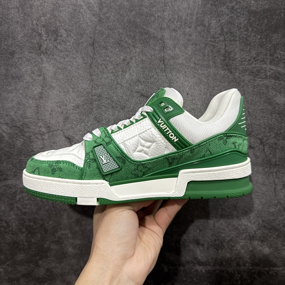 图片[2]-【YS纯原】广奢高端货 LOUIS VUITTON 路易威登 LV Trainer系列 ✦ 原楦原纸版开模，鞋型立体饱满 ✦ 零毛边、零溢胶、零线头瑕疵 ✦ 细节与原版一致 区分市面通货 ✦ 多层叠片＋电脑针车，针距密度一致 ✦ Monogram浮雕＋3D高频压纹 ✦ 多密度发泡中底：支撑回弹媲美专柜 ✦ 原装橡胶大底：含胶量高、纹路深、双拼接零偏差 ✦ ZP级原装包装：专柜款鞋盒＋防尘袋＋说明书 尺码：35-46-选品中心