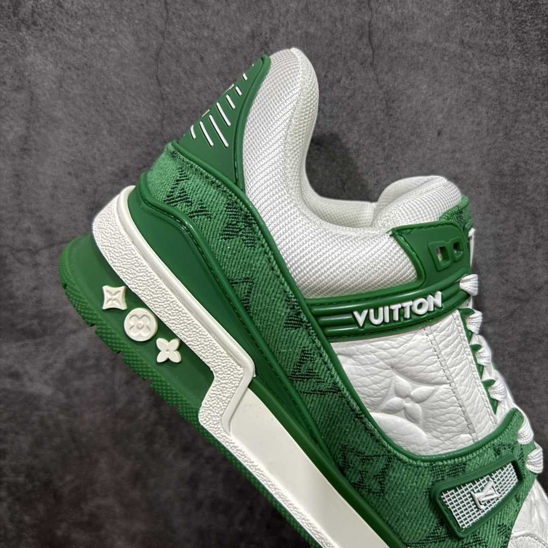 图片[7]-【YS纯原】广奢高端货 LOUIS VUITTON 路易威登 LV Trainer系列 ✦ 原楦原纸版开模，鞋型立体饱满 ✦ 零毛边、零溢胶、零线头瑕疵 ✦ 细节与原版一致 区分市面通货 ✦ 多层叠片＋电脑针车，针距密度一致 ✦ Monogram浮雕＋3D高频压纹 ✦ 多密度发泡中底：支撑回弹媲美专柜 ✦ 原装橡胶大底：含胶量高、纹路深、双拼接零偏差 ✦ ZP级原装包装：专柜款鞋盒＋防尘袋＋说明书 尺码：35-46-选品中心