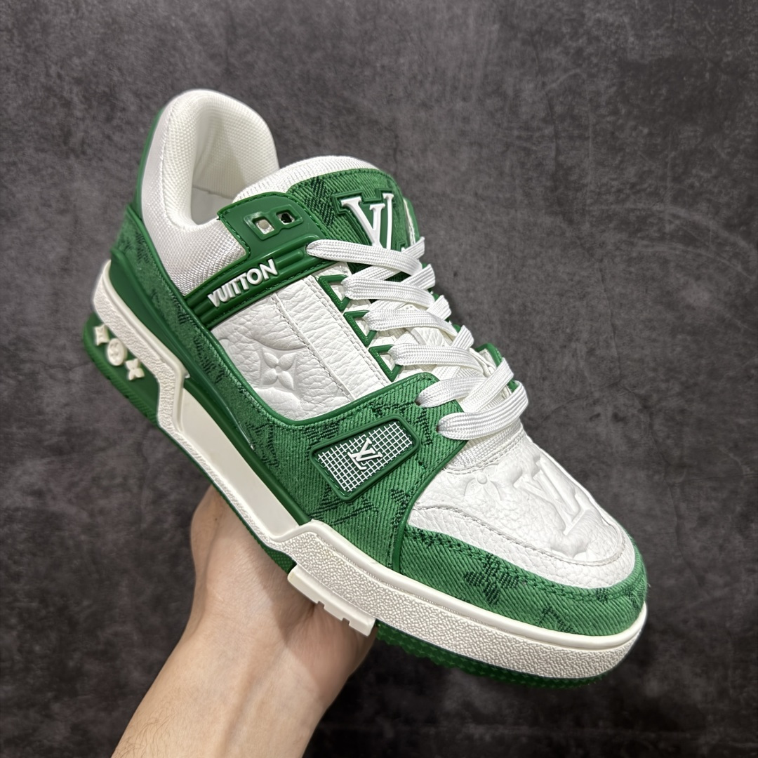 图片[3]-【YS纯原】广奢高端货 LOUIS VUITTON 路易威登 LV Trainer系列 ✦ 原楦原纸版开模，鞋型立体饱满 ✦ 零毛边、零溢胶、零线头瑕疵 ✦ 细节与原版一致 区分市面通货 ✦ 多层叠片＋电脑针车，针距密度一致 ✦ Monogram浮雕＋3D高频压纹 ✦ 多密度发泡中底：支撑回弹媲美专柜 ✦ 原装橡胶大底：含胶量高、纹路深、双拼接零偏差 ✦ ZP级原装包装：专柜款鞋盒＋防尘袋＋说明书 尺码：35-46-选品中心