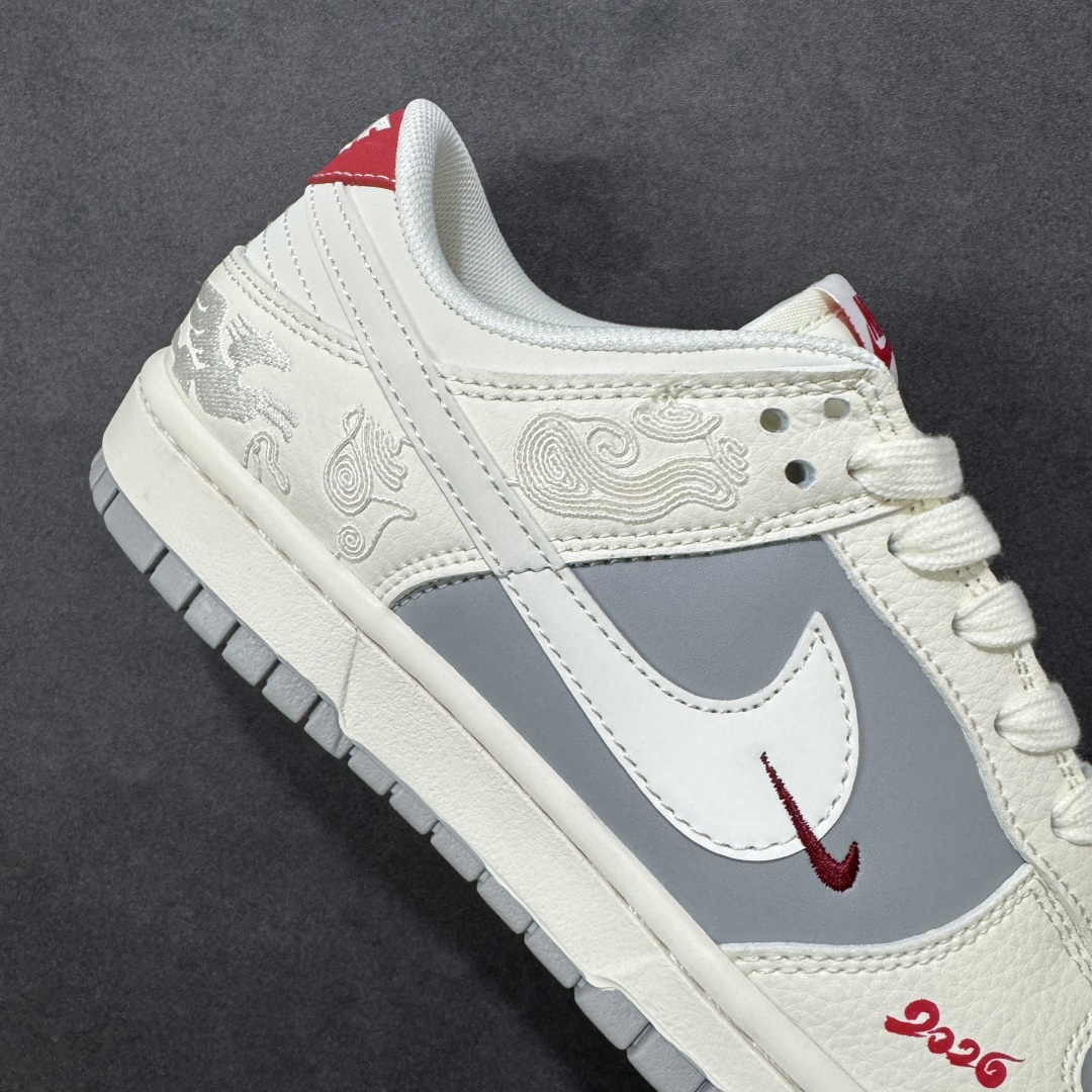 图片[6]-【定制版】Nike Dunk Low 2026 丙午马年限定款 鞋身融入祥云 + 马形暗纹刺绣，搭配 “2026” 红色标识，采用白、灰为主调 + 红色细节点缀的配色，白灰基底搭配红色细节，暗纹刺绣提升了鞋款的层次感，低调中凸显生肖与新年的双重属性。祥云 + 马形暗纹采用刺绣工艺呈现，“2026” 标识与迷你 Swoosh 以红色细节点缀，灰色鞋底强化了整体配色的协调感，体现了简约风格下的精致细节打磨。 货号：XT6998-158 尺码：36 36.5 37.5 38 36.5 39 40 40.5 41 42 42.5 43 44 44.5 45-选品中心