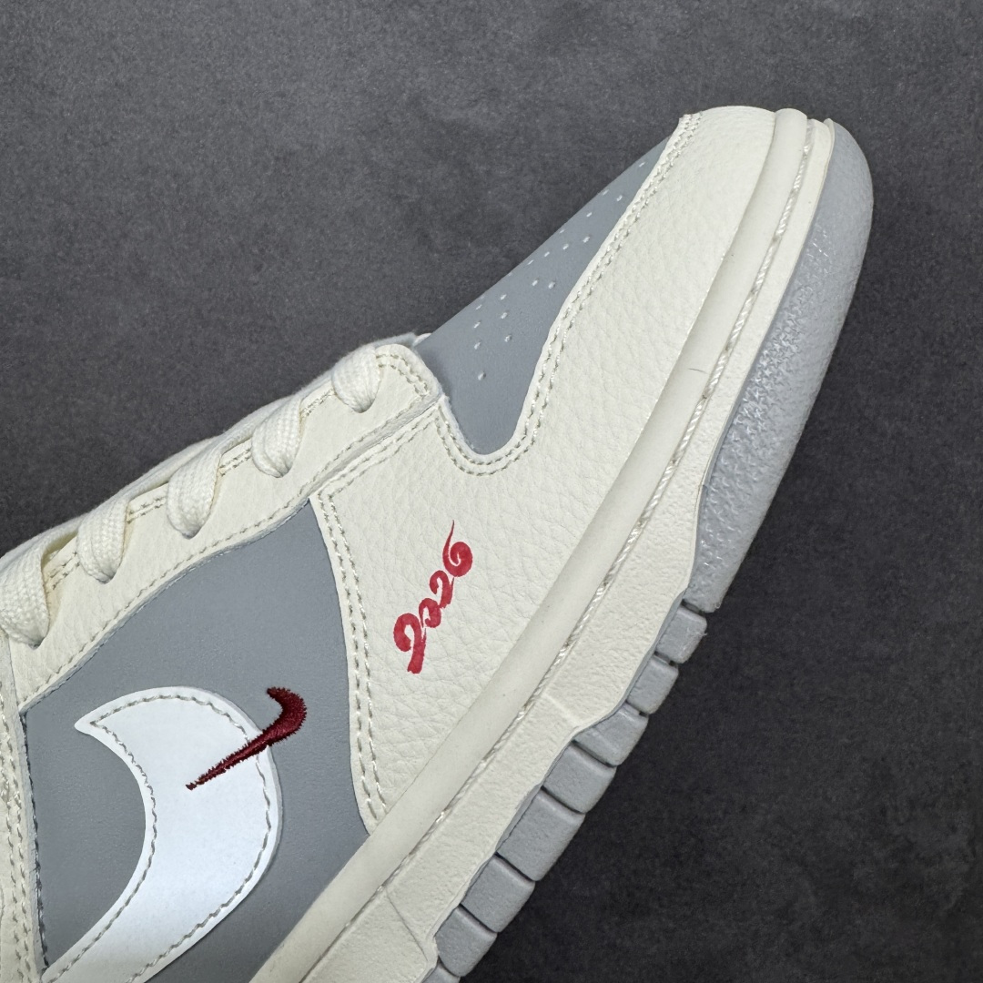 图片[5]-【定制版】Nike Dunk Low 2026 丙午马年限定款 鞋身融入祥云 + 马形暗纹刺绣，搭配 “2026” 红色标识，采用白、灰为主调 + 红色细节点缀的配色，白灰基底搭配红色细节，暗纹刺绣提升了鞋款的层次感，低调中凸显生肖与新年的双重属性。祥云 + 马形暗纹采用刺绣工艺呈现，“2026” 标识与迷你 Swoosh 以红色细节点缀，灰色鞋底强化了整体配色的协调感，体现了简约风格下的精致细节打磨。 货号：XT6998-158 尺码：36 36.5 37.5 38 36.5 39 40 40.5 41 42 42.5 43 44 44.5 45-选品中心