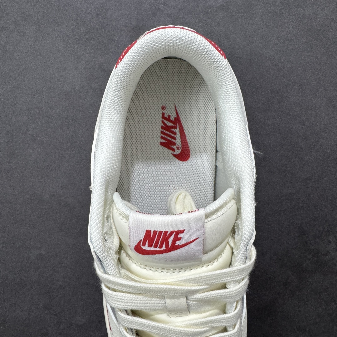 图片[7]-【定制版】Nike Dunk Low 2026 丙午马年限定款 鞋身融入祥云 + 马形暗纹刺绣，搭配 “2026” 红色标识，采用白、灰为主调 + 红色细节点缀的配色，白灰基底搭配红色细节，暗纹刺绣提升了鞋款的层次感，低调中凸显生肖与新年的双重属性。祥云 + 马形暗纹采用刺绣工艺呈现，“2026” 标识与迷你 Swoosh 以红色细节点缀，灰色鞋底强化了整体配色的协调感，体现了简约风格下的精致细节打磨。 货号：XT6998-158 尺码：36 36.5 37.5 38 36.5 39 40 40.5 41 42 42.5 43 44 44.5 45-选品中心