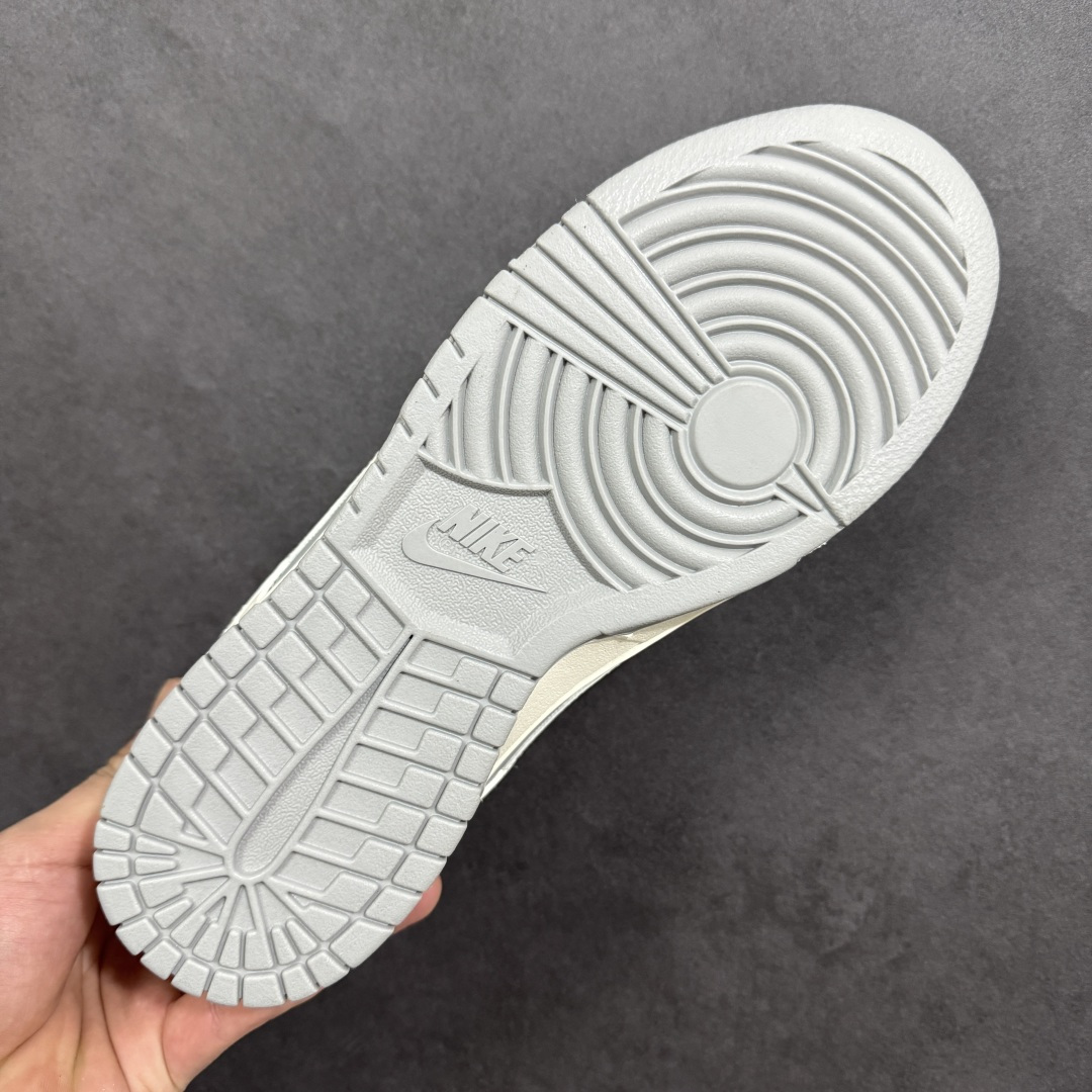 图片[9]-【定制版】Nike Dunk Low 2026 丙午马年限定款 鞋身融入祥云 + 马形暗纹刺绣，搭配 “2026” 红色标识，采用白、灰为主调 + 红色细节点缀的配色，白灰基底搭配红色细节，暗纹刺绣提升了鞋款的层次感，低调中凸显生肖与新年的双重属性。祥云 + 马形暗纹采用刺绣工艺呈现，“2026” 标识与迷你 Swoosh 以红色细节点缀，灰色鞋底强化了整体配色的协调感，体现了简约风格下的精致细节打磨。 货号：XT6998-158 尺码：36 36.5 37.5 38 36.5 39 40 40.5 41 42 42.5 43 44 44.5 45-选品中心