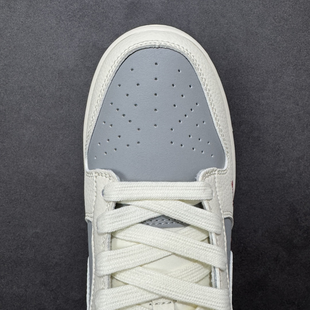 图片[8]-【定制版】Nike Dunk Low 2026 丙午马年限定款 鞋身融入祥云 + 马形暗纹刺绣，搭配 “2026” 红色标识，采用白、灰为主调 + 红色细节点缀的配色，白灰基底搭配红色细节，暗纹刺绣提升了鞋款的层次感，低调中凸显生肖与新年的双重属性。祥云 + 马形暗纹采用刺绣工艺呈现，“2026” 标识与迷你 Swoosh 以红色细节点缀，灰色鞋底强化了整体配色的协调感，体现了简约风格下的精致细节打磨。 货号：XT6998-158 尺码：36 36.5 37.5 38 36.5 39 40 40.5 41 42 42.5 43 44 44.5 45-选品中心