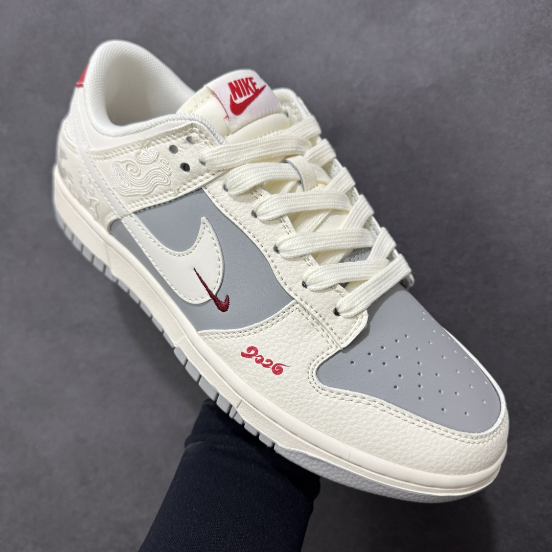 图片[3]-【定制版】Nike Dunk Low 2026 丙午马年限定款 鞋身融入祥云 + 马形暗纹刺绣，搭配 “2026” 红色标识，采用白、灰为主调 + 红色细节点缀的配色，白灰基底搭配红色细节，暗纹刺绣提升了鞋款的层次感，低调中凸显生肖与新年的双重属性。祥云 + 马形暗纹采用刺绣工艺呈现，“2026” 标识与迷你 Swoosh 以红色细节点缀，灰色鞋底强化了整体配色的协调感，体现了简约风格下的精致细节打磨。 货号：XT6998-158 尺码：36 36.5 37.5 38 36.5 39 40 40.5 41 42 42.5 43 44 44.5 45-选品中心