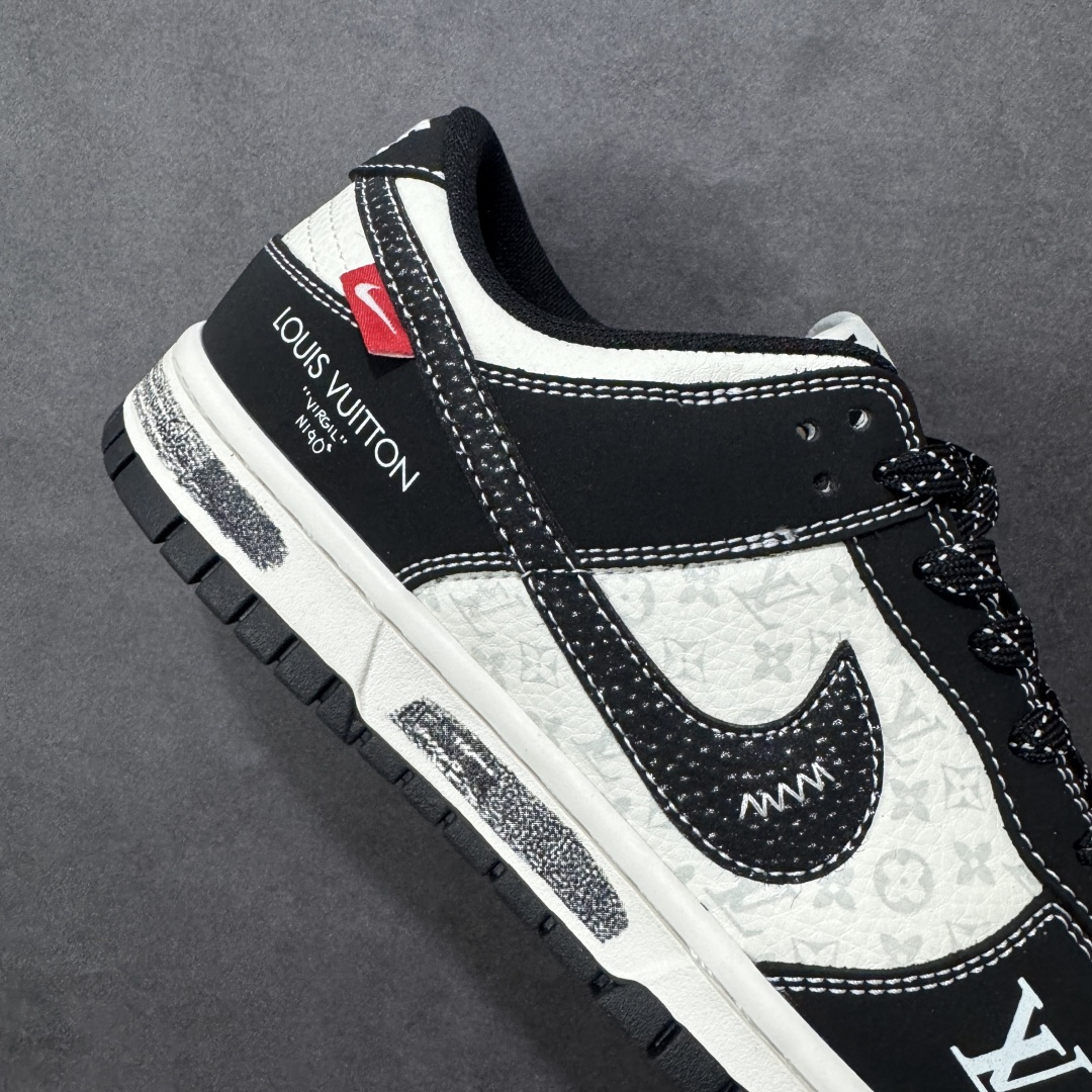 图片[6]-【定制版】Nike Dunk Low x Louis Vuitton 联名定制款 以 Nike Dunk Low 经典鞋型为基底，深度融入 Louis Vuitton（LV）品牌元素（Monogram 老花暗纹、LV 字母标识、“LOUIS VUITTON” 字样），同时加入做旧磨损的鞋底设计与街头涂鸦感细节，实现高端奢侈质感与街头潮流做旧风格的结合，既保留了 LV 的品牌辨识度，又注入了街头设计的随性复古感；采用黑白撞色为主调，经典配色兼具视觉冲击力与百搭属性，做旧鞋底与 LV 老花暗纹提升了细节层次感，平衡了奢侈感与街头设计的复古调性。LV 品牌元素以暗纹 / 标识形式呈现，做旧鞋底通过磨损工艺实现，红标细节强化了视觉辨识度，体现了定制款鞋品的风格融合与细节打磨。 货号：KG6699-F59 尺码：36 36.5 37.5 38 36.5 39 40 40.5 41 42 42.5 43 44 44.5 45-选品中心