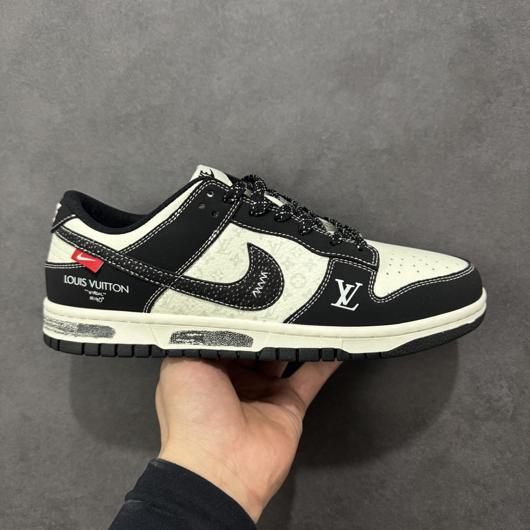 【定制版】Nike Dunk Low x Louis Vuitton 联名定制款 以 Nike Dunk Low 经典鞋型为基底，深度融入 Louis Vuitton（LV）品牌元素（Monogram 老花暗纹、LV 字母标识、“LOUIS VUITTON” 字样），同时加入做旧磨损的鞋底设计与街头涂鸦感细节，实现高端奢侈质感与街头潮流做旧风格的结合，既保留了 LV 的品牌辨识度，又注入了街头设计的随性复古感；采用黑白撞色为主调，经典配色兼具视觉冲击力与百搭属性，做旧鞋底与 LV 老花暗纹提升了细节层次感，平衡了奢侈感与街头设计的复古调性。LV 品牌元素以暗纹 / 标识形式呈现，做旧鞋底通过磨损工艺实现，红标细节强化了视觉辨识度，体现了定制款鞋品的风格融合与细节打磨。 货号：KG6699-F59 尺码：36 36.5 37.5 38 36.5 39 40 40.5 41 42 42.5 43 44 44.5 45-选品中心