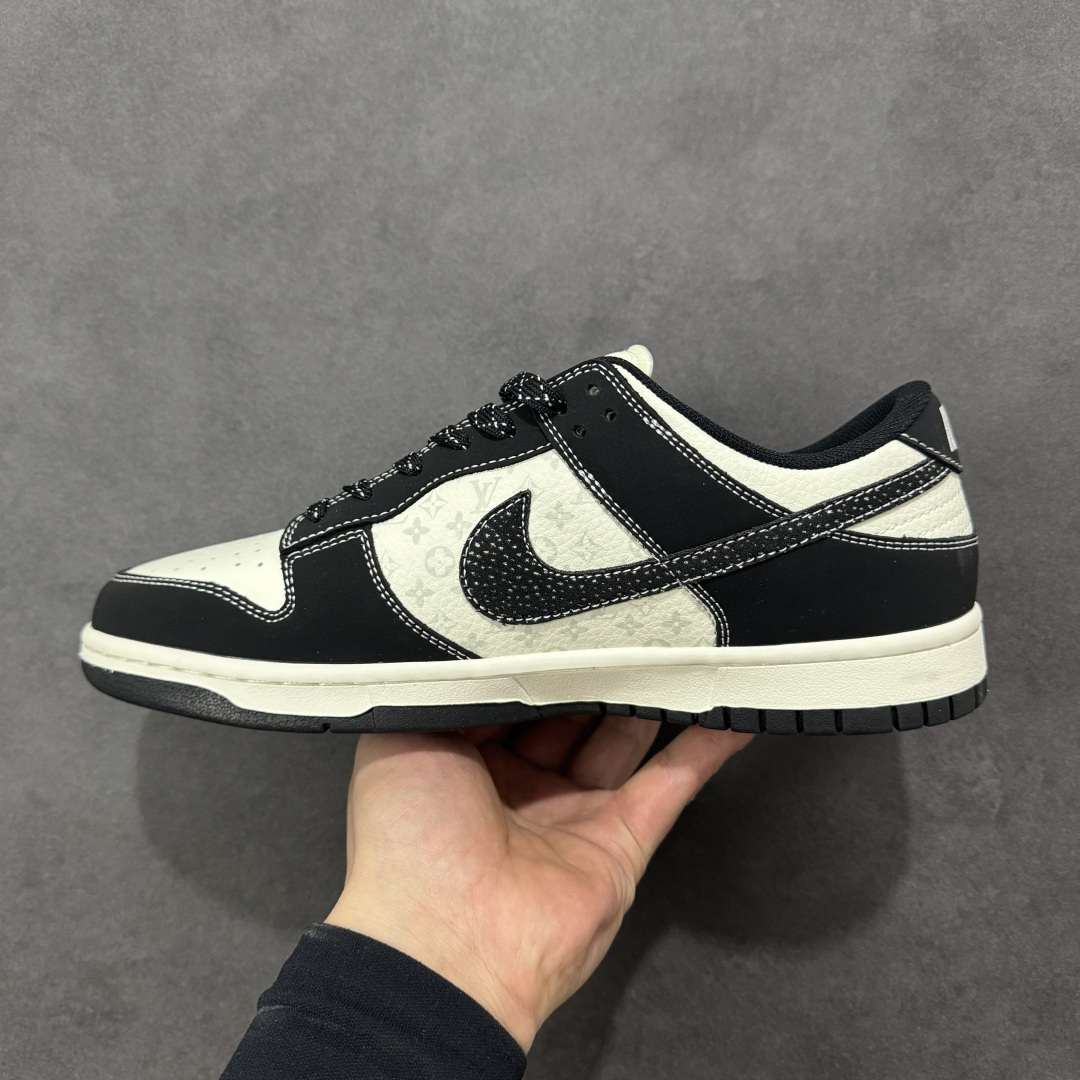 图片[2]-【定制版】Nike Dunk Low x Louis Vuitton 联名定制款 以 Nike Dunk Low 经典鞋型为基底，深度融入 Louis Vuitton（LV）品牌元素（Monogram 老花暗纹、LV 字母标识、“LOUIS VUITTON” 字样），同时加入做旧磨损的鞋底设计与街头涂鸦感细节，实现高端奢侈质感与街头潮流做旧风格的结合，既保留了 LV 的品牌辨识度，又注入了街头设计的随性复古感；采用黑白撞色为主调，经典配色兼具视觉冲击力与百搭属性，做旧鞋底与 LV 老花暗纹提升了细节层次感，平衡了奢侈感与街头设计的复古调性。LV 品牌元素以暗纹 / 标识形式呈现，做旧鞋底通过磨损工艺实现，红标细节强化了视觉辨识度，体现了定制款鞋品的风格融合与细节打磨。 货号：KG6699-F59 尺码：36 36.5 37.5 38 36.5 39 40 40.5 41 42 42.5 43 44 44.5 45-选品中心