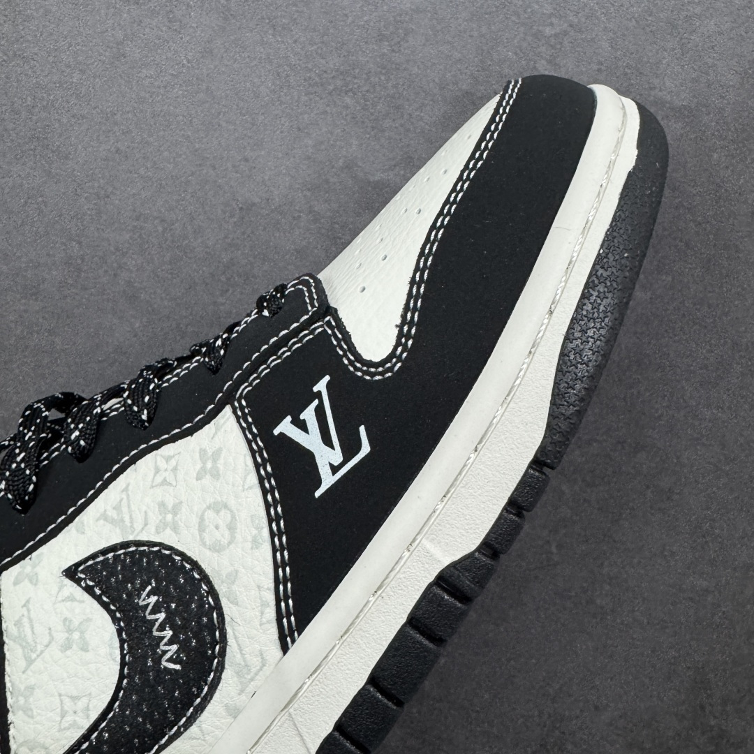 图片[5]-【定制版】Nike Dunk Low x Louis Vuitton 联名定制款 以 Nike Dunk Low 经典鞋型为基底，深度融入 Louis Vuitton（LV）品牌元素（Monogram 老花暗纹、LV 字母标识、“LOUIS VUITTON” 字样），同时加入做旧磨损的鞋底设计与街头涂鸦感细节，实现高端奢侈质感与街头潮流做旧风格的结合，既保留了 LV 的品牌辨识度，又注入了街头设计的随性复古感；采用黑白撞色为主调，经典配色兼具视觉冲击力与百搭属性，做旧鞋底与 LV 老花暗纹提升了细节层次感，平衡了奢侈感与街头设计的复古调性。LV 品牌元素以暗纹 / 标识形式呈现，做旧鞋底通过磨损工艺实现，红标细节强化了视觉辨识度，体现了定制款鞋品的风格融合与细节打磨。 货号：KG6699-F59 尺码：36 36.5 37.5 38 36.5 39 40 40.5 41 42 42.5 43 44 44.5 45-选品中心