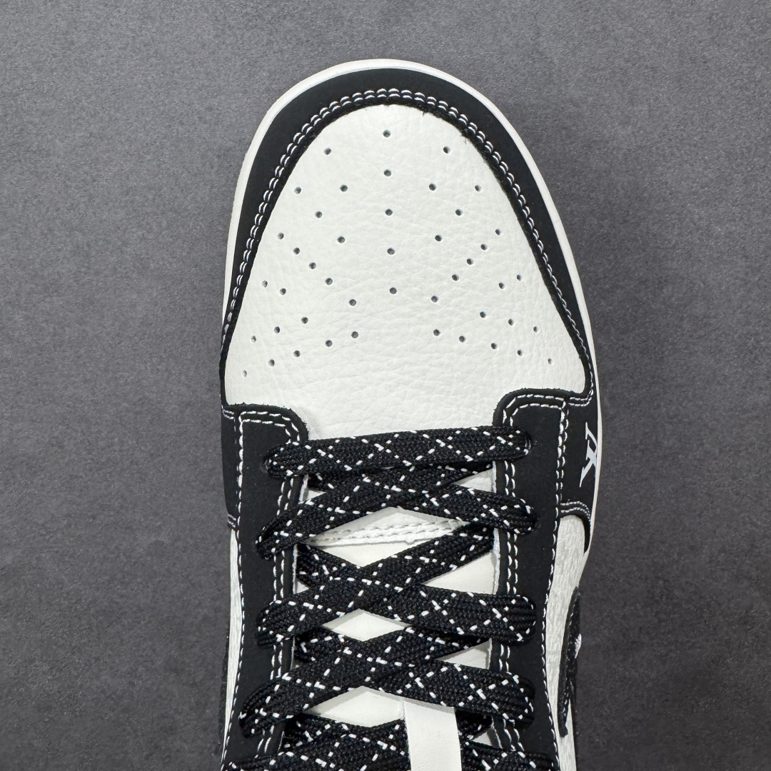 图片[8]-【定制版】Nike Dunk Low x Louis Vuitton 联名定制款 以 Nike Dunk Low 经典鞋型为基底，深度融入 Louis Vuitton（LV）品牌元素（Monogram 老花暗纹、LV 字母标识、“LOUIS VUITTON” 字样），同时加入做旧磨损的鞋底设计与街头涂鸦感细节，实现高端奢侈质感与街头潮流做旧风格的结合，既保留了 LV 的品牌辨识度，又注入了街头设计的随性复古感；采用黑白撞色为主调，经典配色兼具视觉冲击力与百搭属性，做旧鞋底与 LV 老花暗纹提升了细节层次感，平衡了奢侈感与街头设计的复古调性。LV 品牌元素以暗纹 / 标识形式呈现，做旧鞋底通过磨损工艺实现，红标细节强化了视觉辨识度，体现了定制款鞋品的风格融合与细节打磨。 货号：KG6699-F59 尺码：36 36.5 37.5 38 36.5 39 40 40.5 41 42 42.5 43 44 44.5 45-选品中心