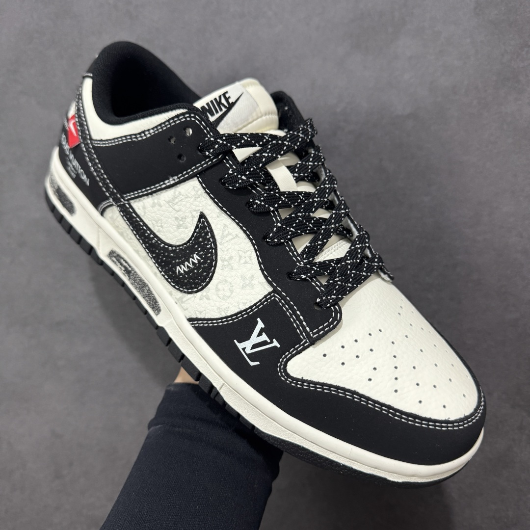 图片[3]-【定制版】Nike Dunk Low x Louis Vuitton 联名定制款 以 Nike Dunk Low 经典鞋型为基底，深度融入 Louis Vuitton（LV）品牌元素（Monogram 老花暗纹、LV 字母标识、“LOUIS VUITTON” 字样），同时加入做旧磨损的鞋底设计与街头涂鸦感细节，实现高端奢侈质感与街头潮流做旧风格的结合，既保留了 LV 的品牌辨识度，又注入了街头设计的随性复古感；采用黑白撞色为主调，经典配色兼具视觉冲击力与百搭属性，做旧鞋底与 LV 老花暗纹提升了细节层次感，平衡了奢侈感与街头设计的复古调性。LV 品牌元素以暗纹 / 标识形式呈现，做旧鞋底通过磨损工艺实现，红标细节强化了视觉辨识度，体现了定制款鞋品的风格融合与细节打磨。 货号：KG6699-F59 尺码：36 36.5 37.5 38 36.5 39 40 40.5 41 42 42.5 43 44 44.5 45-选品中心