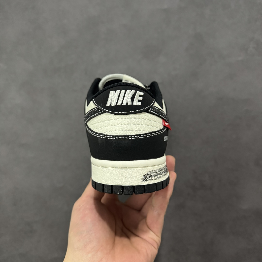 图片[4]-【定制版】Nike Dunk Low x Louis Vuitton 联名定制款 以 Nike Dunk Low 经典鞋型为基底，深度融入 Louis Vuitton（LV）品牌元素（Monogram 老花暗纹、LV 字母标识、“LOUIS VUITTON” 字样），同时加入做旧磨损的鞋底设计与街头涂鸦感细节，实现高端奢侈质感与街头潮流做旧风格的结合，既保留了 LV 的品牌辨识度，又注入了街头设计的随性复古感；采用黑白撞色为主调，经典配色兼具视觉冲击力与百搭属性，做旧鞋底与 LV 老花暗纹提升了细节层次感，平衡了奢侈感与街头设计的复古调性。LV 品牌元素以暗纹 / 标识形式呈现，做旧鞋底通过磨损工艺实现，红标细节强化了视觉辨识度，体现了定制款鞋品的风格融合与细节打磨。 货号：KG6699-F59 尺码：36 36.5 37.5 38 36.5 39 40 40.5 41 42 42.5 43 44 44.5 45-选品中心