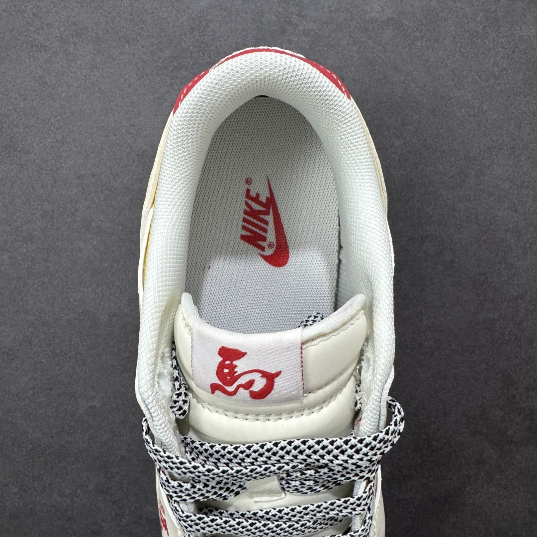 图片[7]-【定制版】赤焰踏春，马到功成 | Nike Dunk Low 马年限定 当经典Dunk Low遇上马年祥瑞，这双FC1688-245以红金撞色点燃新年氛围，将“龙马精神”的东方哲思织入鞋身，既是街头潮流的吸睛利器，也是开运纳福的时尚战袍。 鞋身红色区块铺满金色祥云与奔马纹样，鞋头与鞋跟的“马”字刺绣和骏马浮雕相互呼应，Swoosh Logo以黄边勾勒出祥瑞轮廓，每一处细节都在诉说“马到成功”的美好祝愿。米白色皮革打底，搭配红金撞色拼接，营造出浓郁的新年氛围。细腻的纹路与刺绣工艺让鞋身层次丰富，低调中尽显东方美学，让经典鞋型焕发新生。低帮鞋型保留了Dunk系列的标志性轮廓，厚实中底带来舒适脚感，防滑橡胶外底适配日常通勤与街头出街，延续了半个世纪的潮流基因 红金配色自带节日氛围感，搭配牛仔裤、运动裤或新年红袜，轻松成为聚会焦点。 尺码：36-45带半码-选品中心