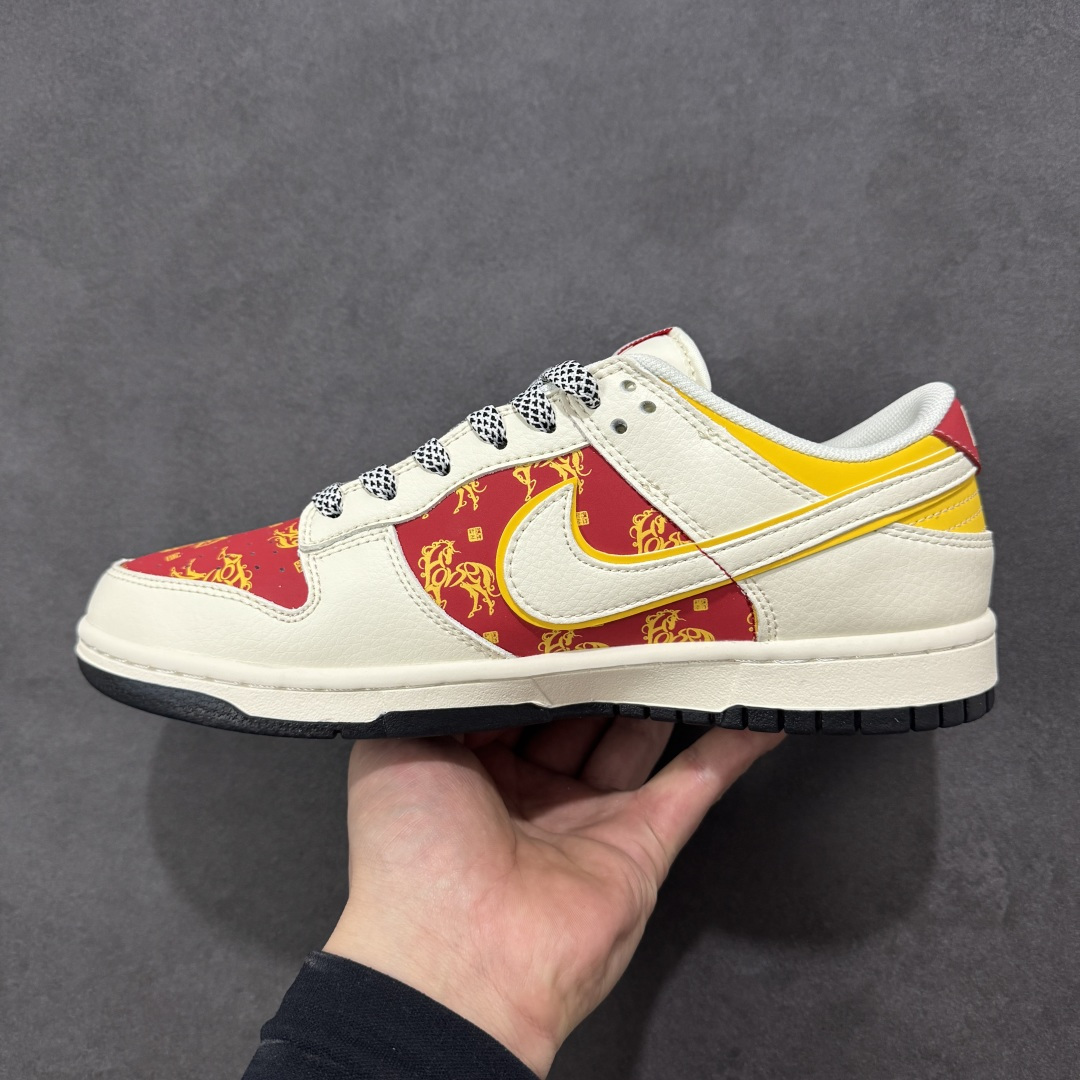 图片[2]-【定制版】赤焰踏春，马到功成 | Nike Dunk Low 马年限定 当经典Dunk Low遇上马年祥瑞，这双FC1688-245以红金撞色点燃新年氛围，将“龙马精神”的东方哲思织入鞋身，既是街头潮流的吸睛利器，也是开运纳福的时尚战袍。 鞋身红色区块铺满金色祥云与奔马纹样，鞋头与鞋跟的“马”字刺绣和骏马浮雕相互呼应，Swoosh Logo以黄边勾勒出祥瑞轮廓，每一处细节都在诉说“马到成功”的美好祝愿。米白色皮革打底，搭配红金撞色拼接，营造出浓郁的新年氛围。细腻的纹路与刺绣工艺让鞋身层次丰富，低调中尽显东方美学，让经典鞋型焕发新生。低帮鞋型保留了Dunk系列的标志性轮廓，厚实中底带来舒适脚感，防滑橡胶外底适配日常通勤与街头出街，延续了半个世纪的潮流基因 红金配色自带节日氛围感，搭配牛仔裤、运动裤或新年红袜，轻松成为聚会焦点。 尺码：36-45带半码-选品中心