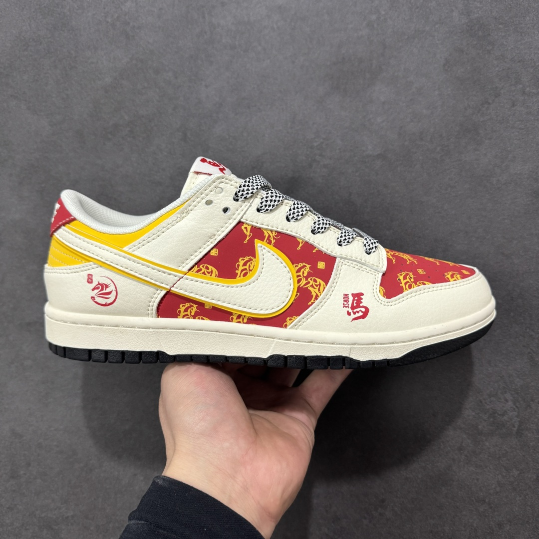 【定制版】赤焰踏春，马到功成 | Nike Dunk Low 马年限定 当经典Dunk Low遇上马年祥瑞，这双FC1688-245以红金撞色点燃新年氛围，将“龙马精神”的东方哲思织入鞋身，既是街头潮流的吸睛利器，也是开运纳福的时尚战袍。 鞋身红色区块铺满金色祥云与奔马纹样，鞋头与鞋跟的“马”字刺绣和骏马浮雕相互呼应，Swoosh Logo以黄边勾勒出祥瑞轮廓，每一处细节都在诉说“马到成功”的美好祝愿。米白色皮革打底，搭配红金撞色拼接，营造出浓郁的新年氛围。细腻的纹路与刺绣工艺让鞋身层次丰富，低调中尽显东方美学，让经典鞋型焕发新生。低帮鞋型保留了Dunk系列的标志性轮廓，厚实中底带来舒适脚感，防滑橡胶外底适配日常通勤与街头出街，延续了半个世纪的潮流基因 红金配色自带节日氛围感，搭配牛仔裤、运动裤或新年红袜，轻松成为聚会焦点。 尺码：36-45带半码-选品中心