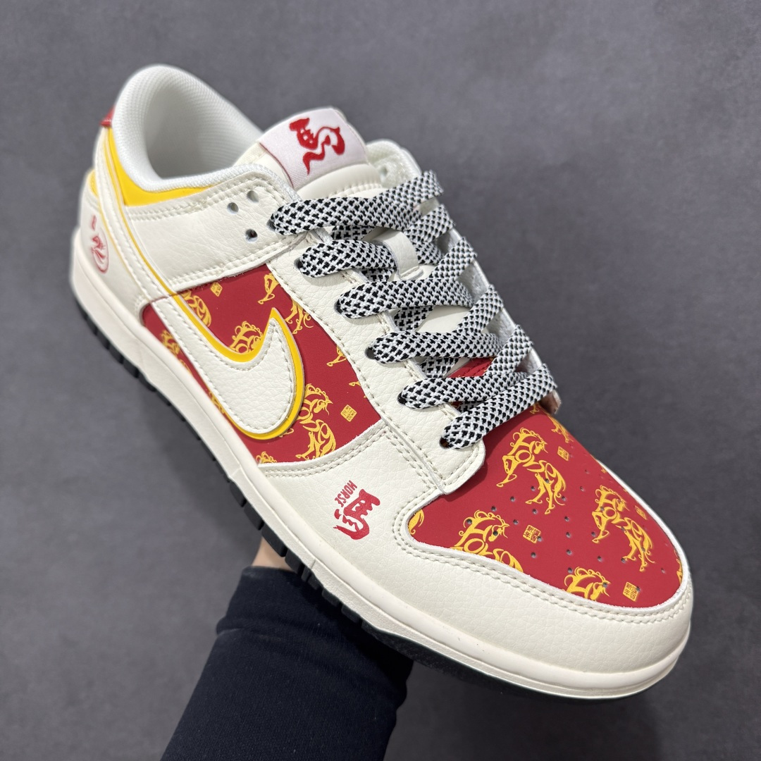 图片[3]-【定制版】赤焰踏春，马到功成 | Nike Dunk Low 马年限定 当经典Dunk Low遇上马年祥瑞，这双FC1688-245以红金撞色点燃新年氛围，将“龙马精神”的东方哲思织入鞋身，既是街头潮流的吸睛利器，也是开运纳福的时尚战袍。 鞋身红色区块铺满金色祥云与奔马纹样，鞋头与鞋跟的“马”字刺绣和骏马浮雕相互呼应，Swoosh Logo以黄边勾勒出祥瑞轮廓，每一处细节都在诉说“马到成功”的美好祝愿。米白色皮革打底，搭配红金撞色拼接，营造出浓郁的新年氛围。细腻的纹路与刺绣工艺让鞋身层次丰富，低调中尽显东方美学，让经典鞋型焕发新生。低帮鞋型保留了Dunk系列的标志性轮廓，厚实中底带来舒适脚感，防滑橡胶外底适配日常通勤与街头出街，延续了半个世纪的潮流基因 红金配色自带节日氛围感，搭配牛仔裤、运动裤或新年红袜，轻松成为聚会焦点。 尺码：36-45带半码-选品中心