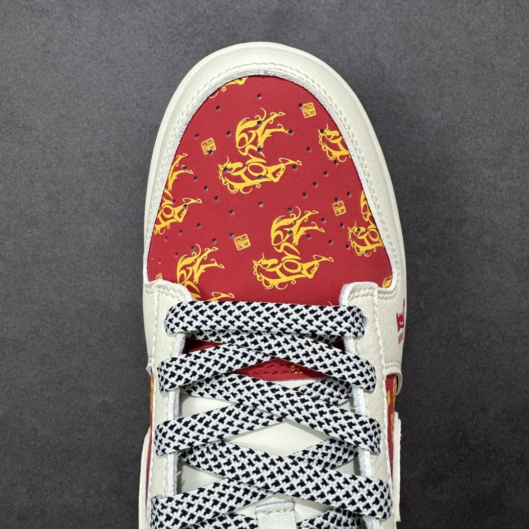 图片[8]-【定制版】赤焰踏春，马到功成 | Nike Dunk Low 马年限定 当经典Dunk Low遇上马年祥瑞，这双FC1688-245以红金撞色点燃新年氛围，将“龙马精神”的东方哲思织入鞋身，既是街头潮流的吸睛利器，也是开运纳福的时尚战袍。 鞋身红色区块铺满金色祥云与奔马纹样，鞋头与鞋跟的“马”字刺绣和骏马浮雕相互呼应，Swoosh Logo以黄边勾勒出祥瑞轮廓，每一处细节都在诉说“马到成功”的美好祝愿。米白色皮革打底，搭配红金撞色拼接，营造出浓郁的新年氛围。细腻的纹路与刺绣工艺让鞋身层次丰富，低调中尽显东方美学，让经典鞋型焕发新生。低帮鞋型保留了Dunk系列的标志性轮廓，厚实中底带来舒适脚感，防滑橡胶外底适配日常通勤与街头出街，延续了半个世纪的潮流基因 红金配色自带节日氛围感，搭配牛仔裤、运动裤或新年红袜，轻松成为聚会焦点。 尺码：36-45带半码-选品中心
