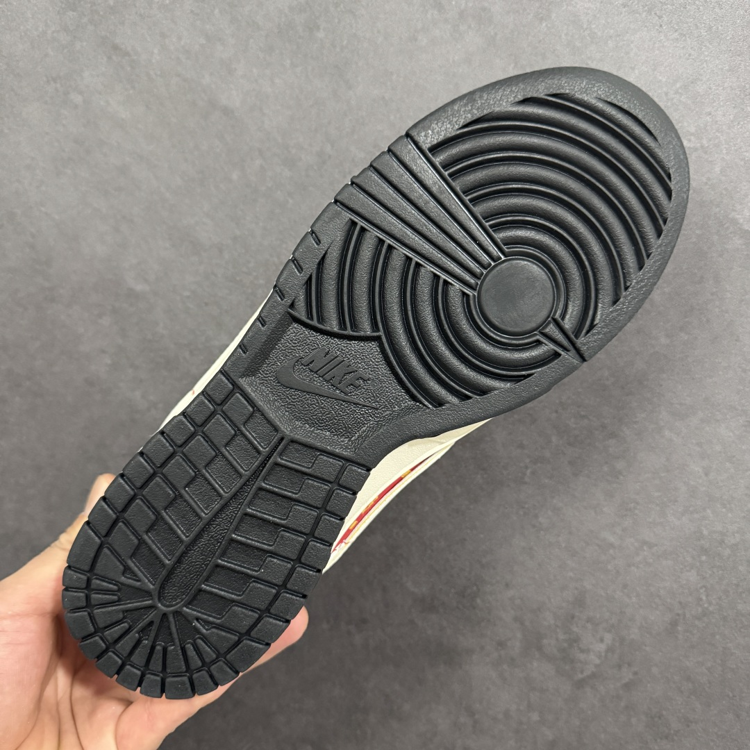 图片[9]-【定制版】赤焰踏春，马到功成 | Nike Dunk Low 马年限定 当经典Dunk Low遇上马年祥瑞，这双FC1688-245以红金撞色点燃新年氛围，将“龙马精神”的东方哲思织入鞋身，既是街头潮流的吸睛利器，也是开运纳福的时尚战袍。 鞋身红色区块铺满金色祥云与奔马纹样，鞋头与鞋跟的“马”字刺绣和骏马浮雕相互呼应，Swoosh Logo以黄边勾勒出祥瑞轮廓，每一处细节都在诉说“马到成功”的美好祝愿。米白色皮革打底，搭配红金撞色拼接，营造出浓郁的新年氛围。细腻的纹路与刺绣工艺让鞋身层次丰富，低调中尽显东方美学，让经典鞋型焕发新生。低帮鞋型保留了Dunk系列的标志性轮廓，厚实中底带来舒适脚感，防滑橡胶外底适配日常通勤与街头出街，延续了半个世纪的潮流基因 红金配色自带节日氛围感，搭配牛仔裤、运动裤或新年红袜，轻松成为聚会焦点。 尺码：36-45带半码-选品中心